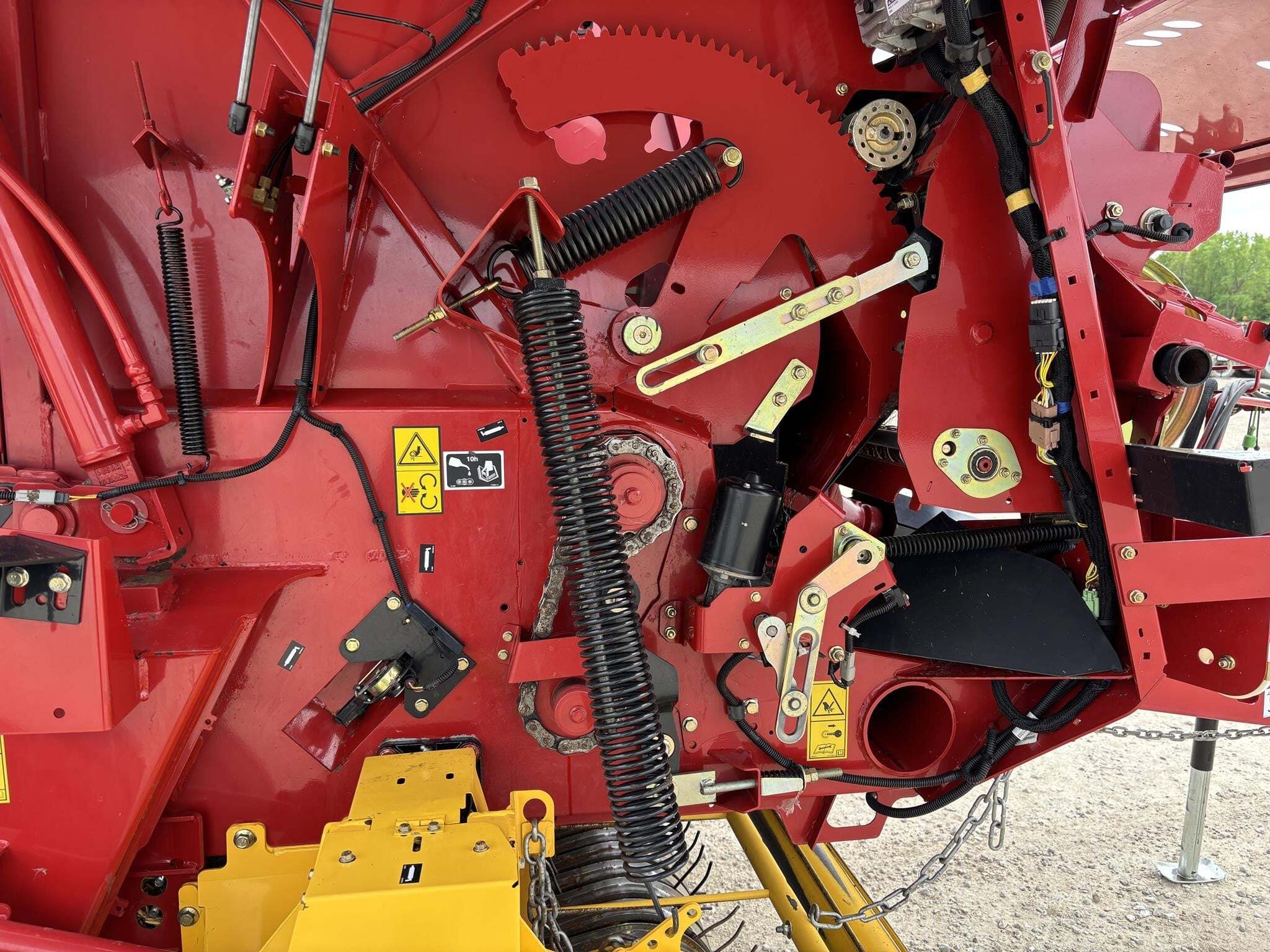 2018 New Holland Roll-Belt 560 Round Baler