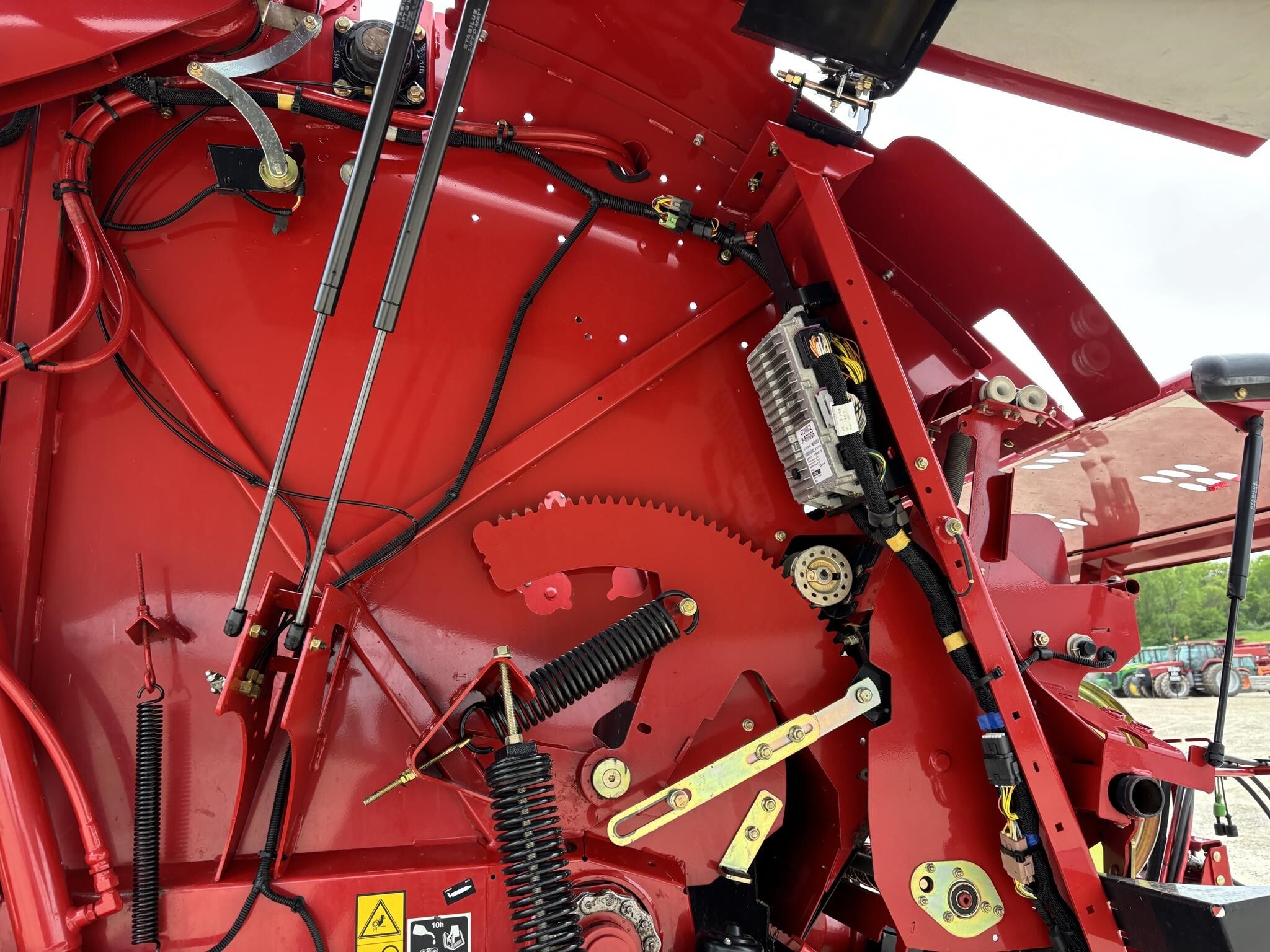 2018 New Holland Roll-Belt 560 Round Baler