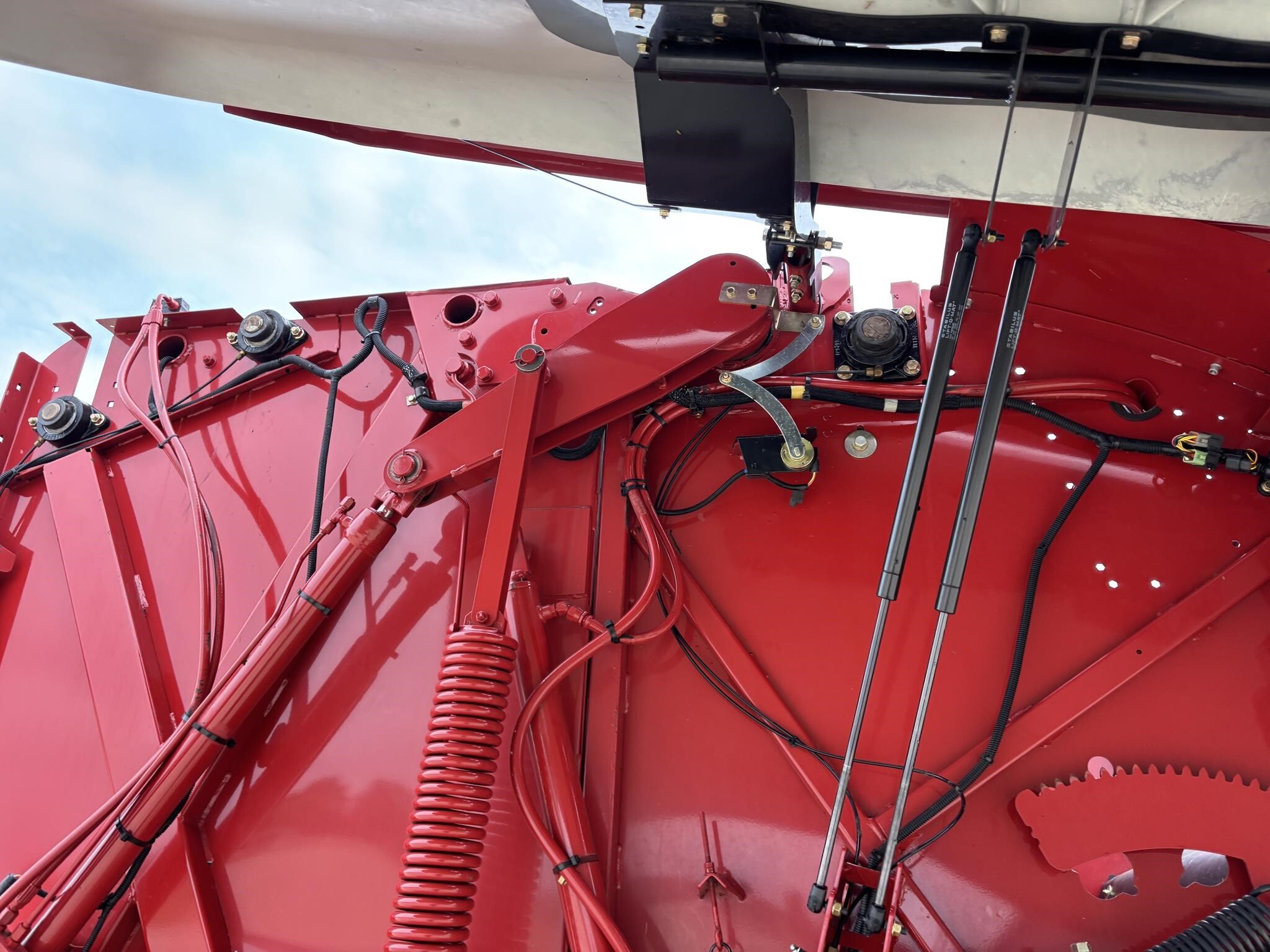 2018 New Holland Roll-Belt 560 Round Baler