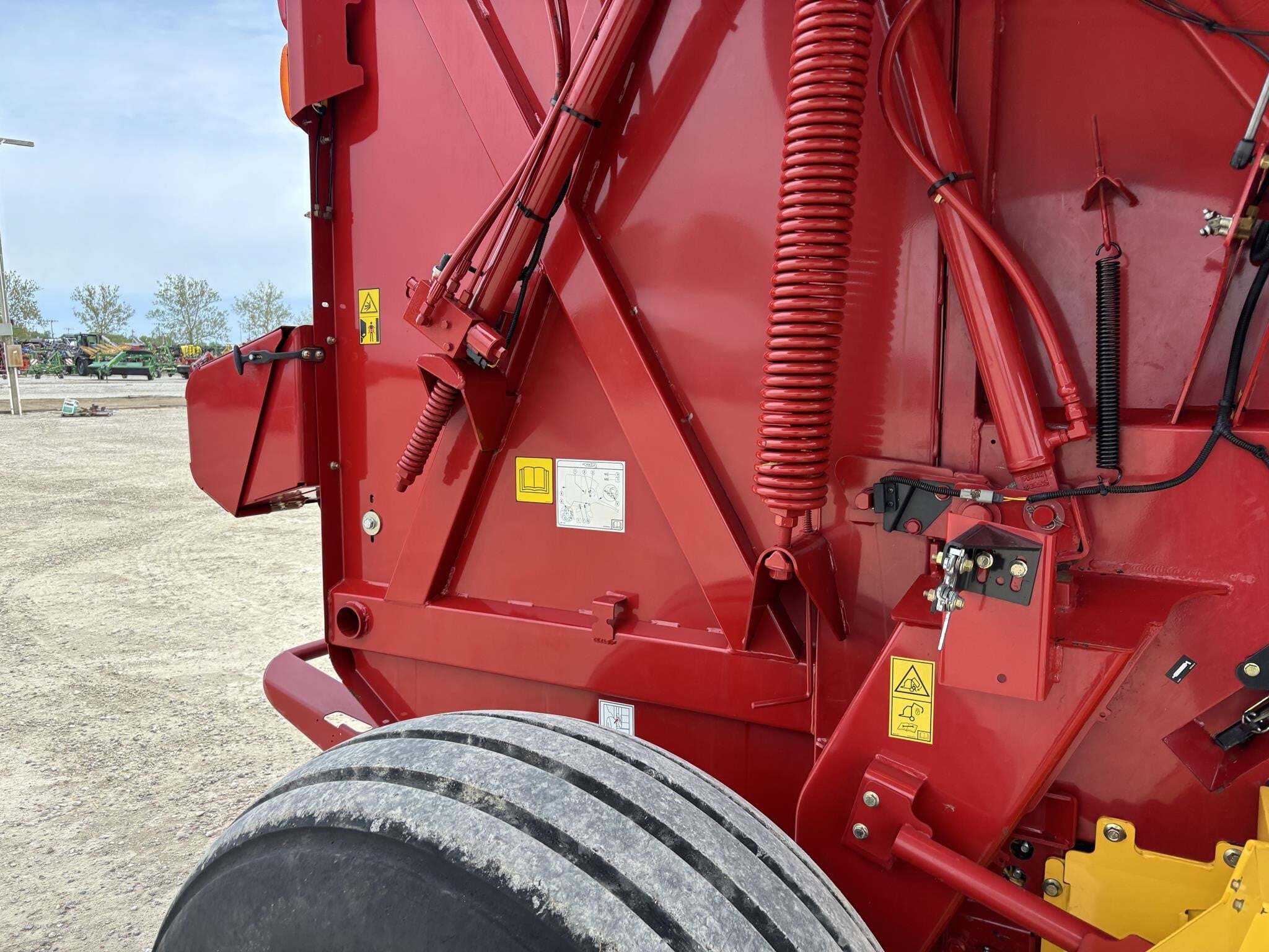 2018 New Holland Roll-Belt 560 Round Baler
