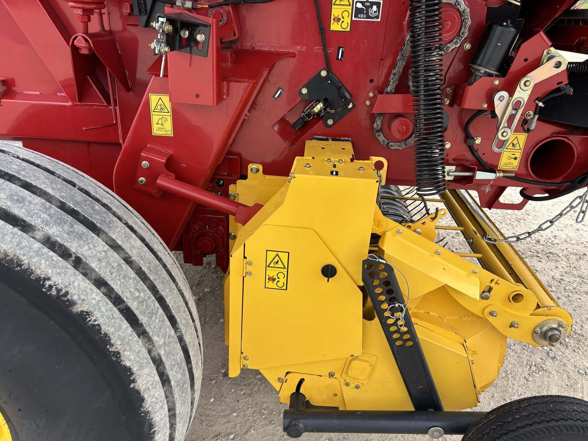 2018 New Holland Roll-Belt 560 Round Baler