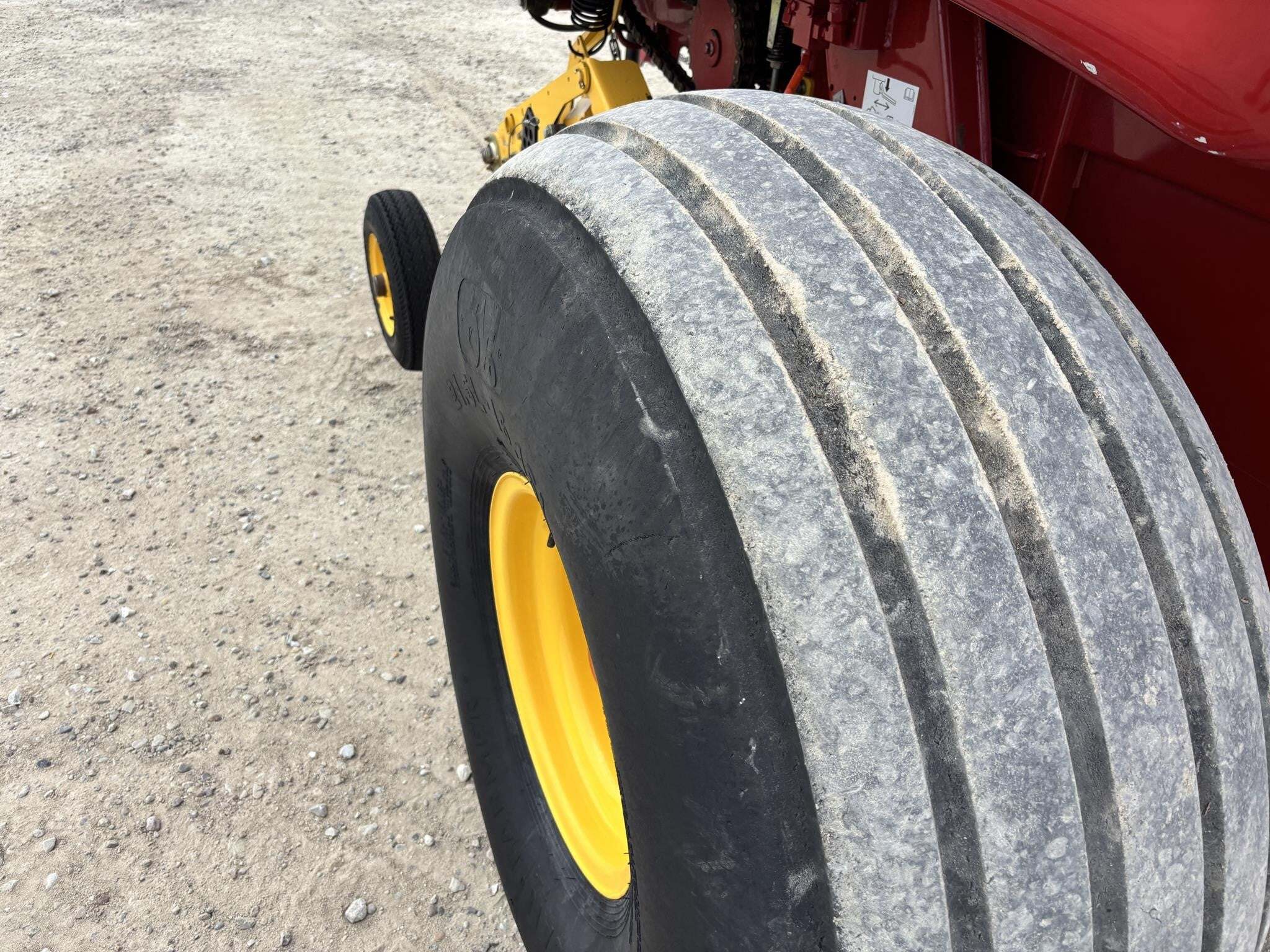2018 New Holland Roll-Belt 560 Round Baler