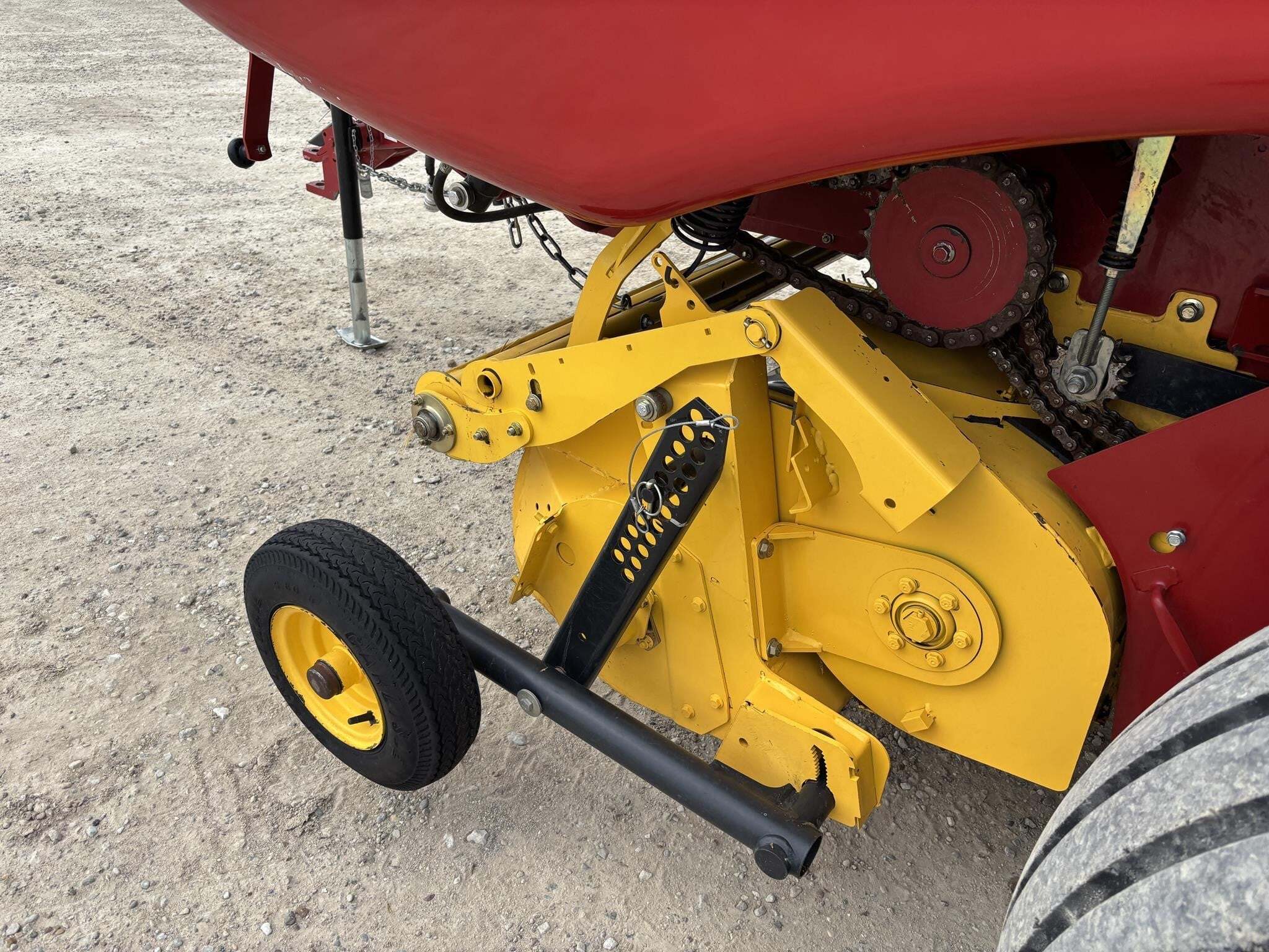 2018 New Holland Roll-Belt 560 Round Baler
