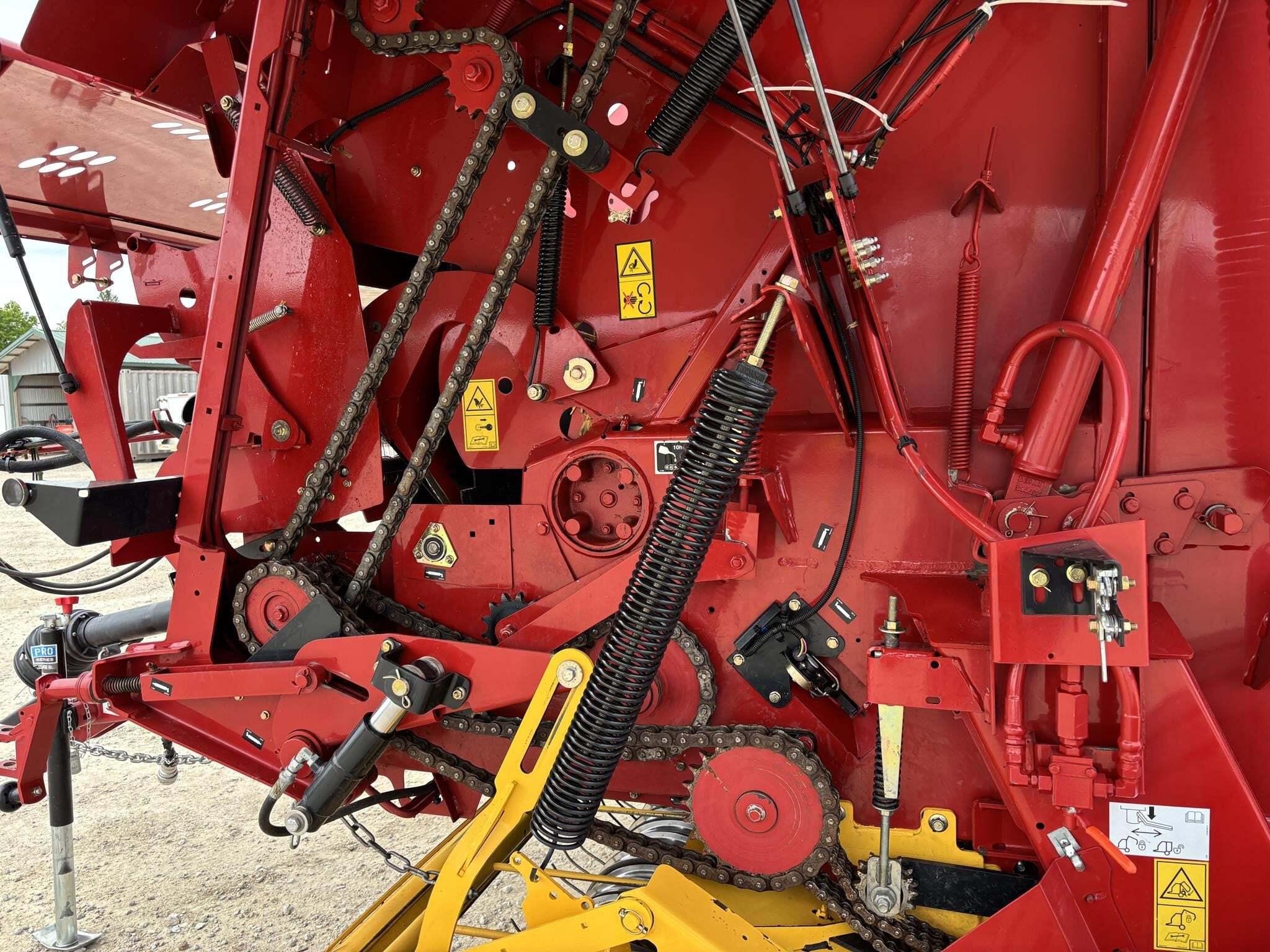 2018 New Holland Roll-Belt 560 Round Baler