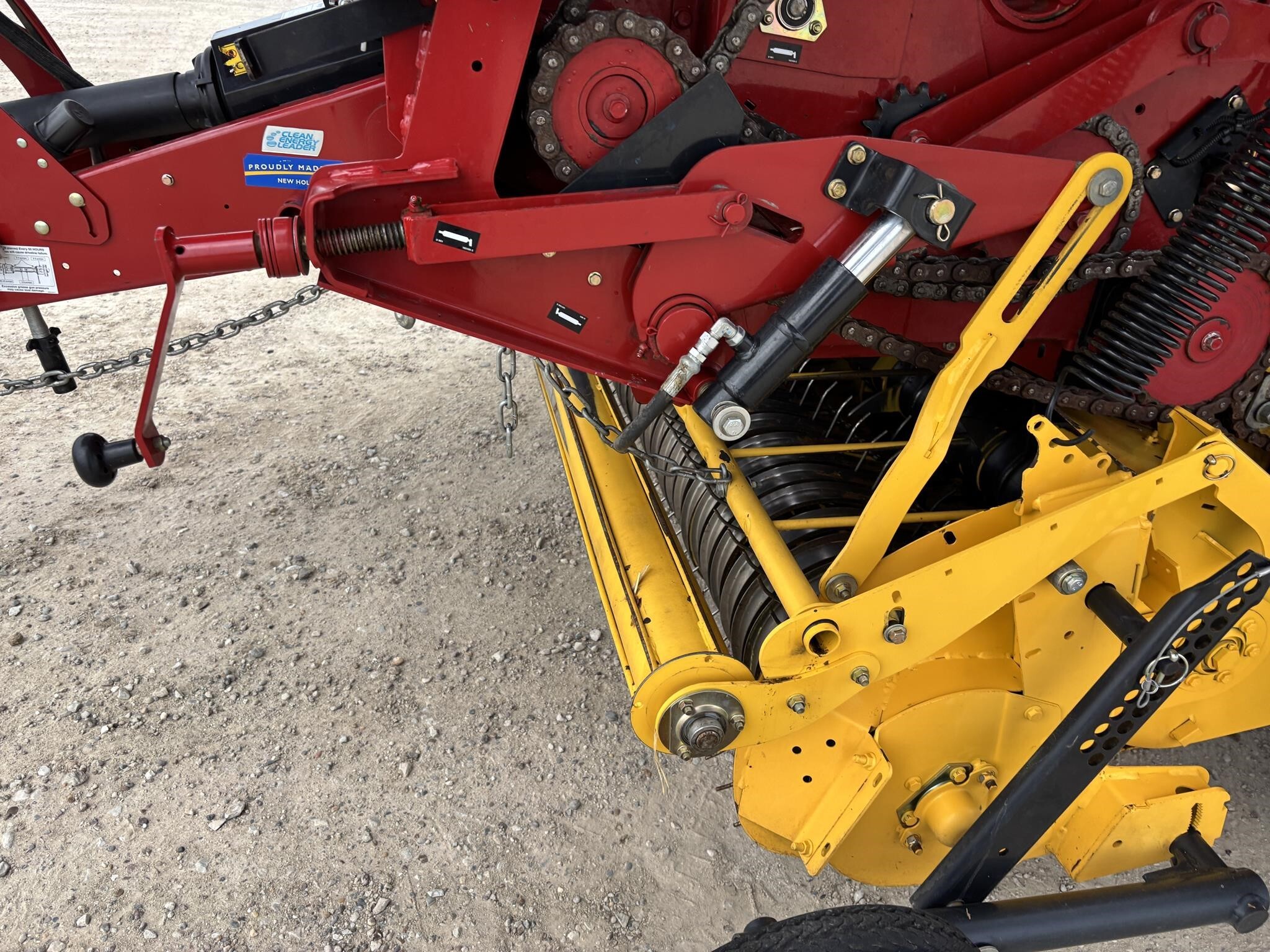 2018 New Holland Roll-Belt 560 Round Baler