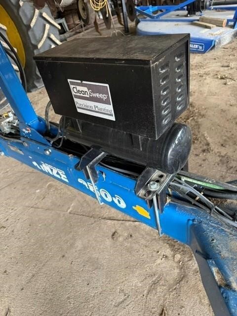 2010 Kinze 3500 Planter