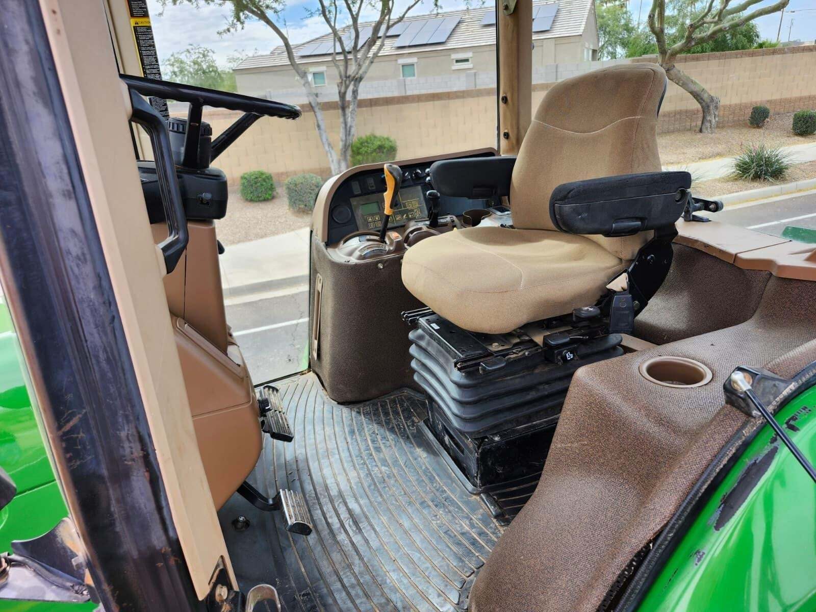 2004 John Deere 7820 Tractor