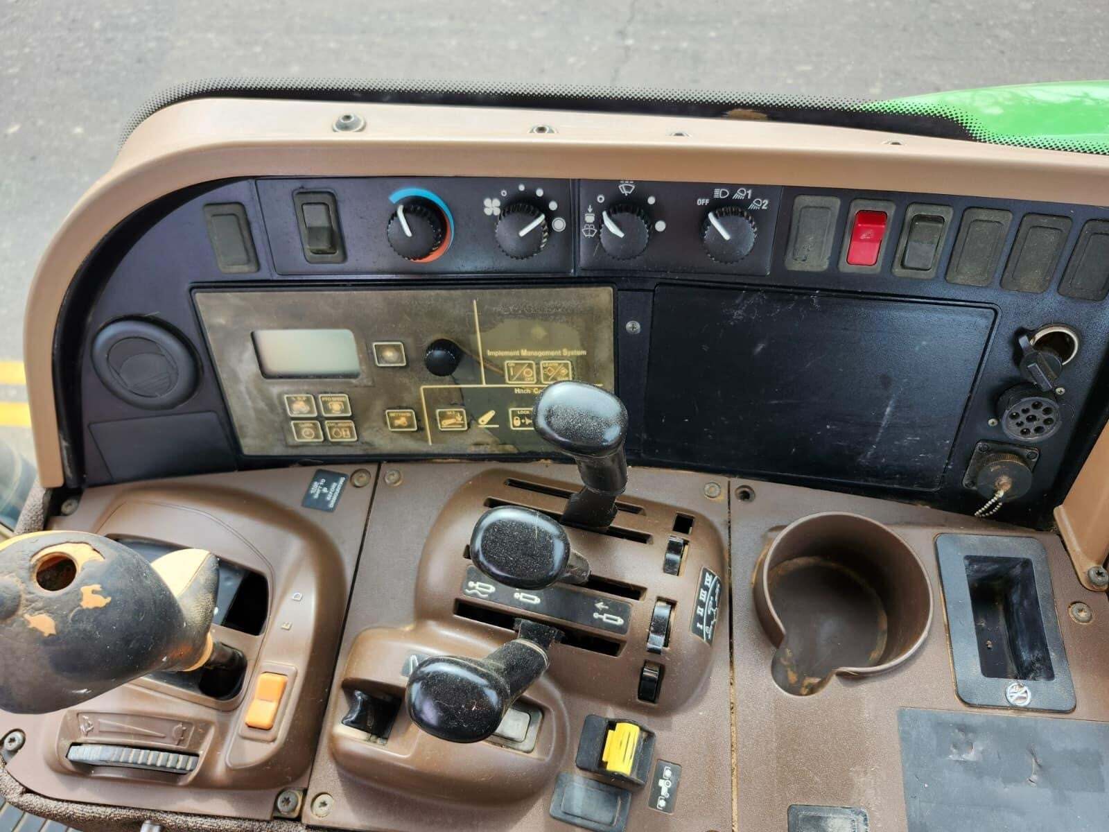 2004 John Deere 7820 Tractor