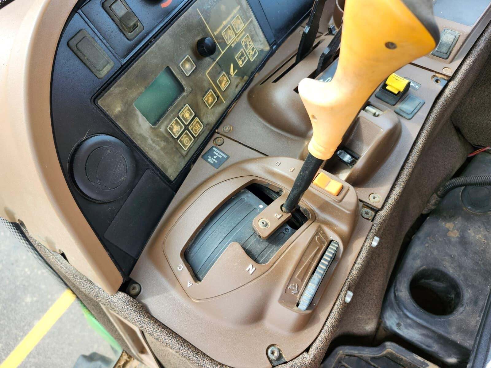 2004 John Deere 7820 Tractor