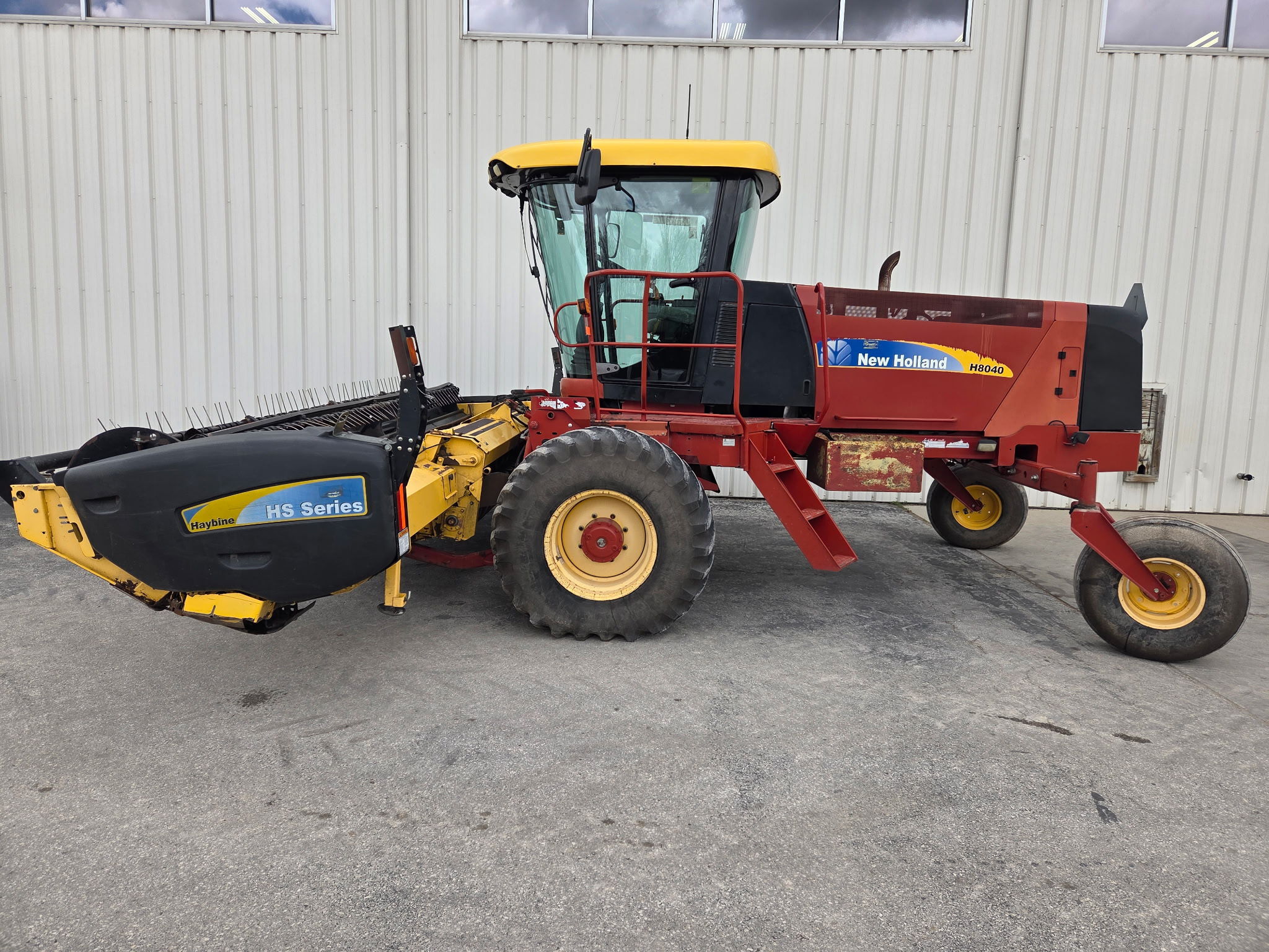 2009 New Holland H8040 Self-Propelled Windrowers and Swather
