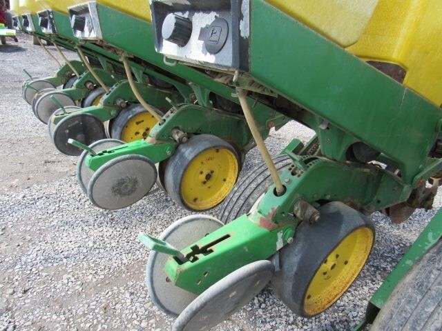 1992 John Deere 7200 Planter