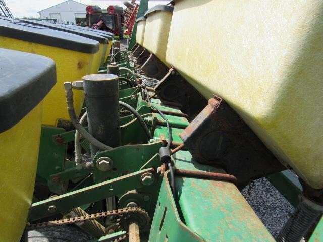 1992 John Deere 7200 Planter