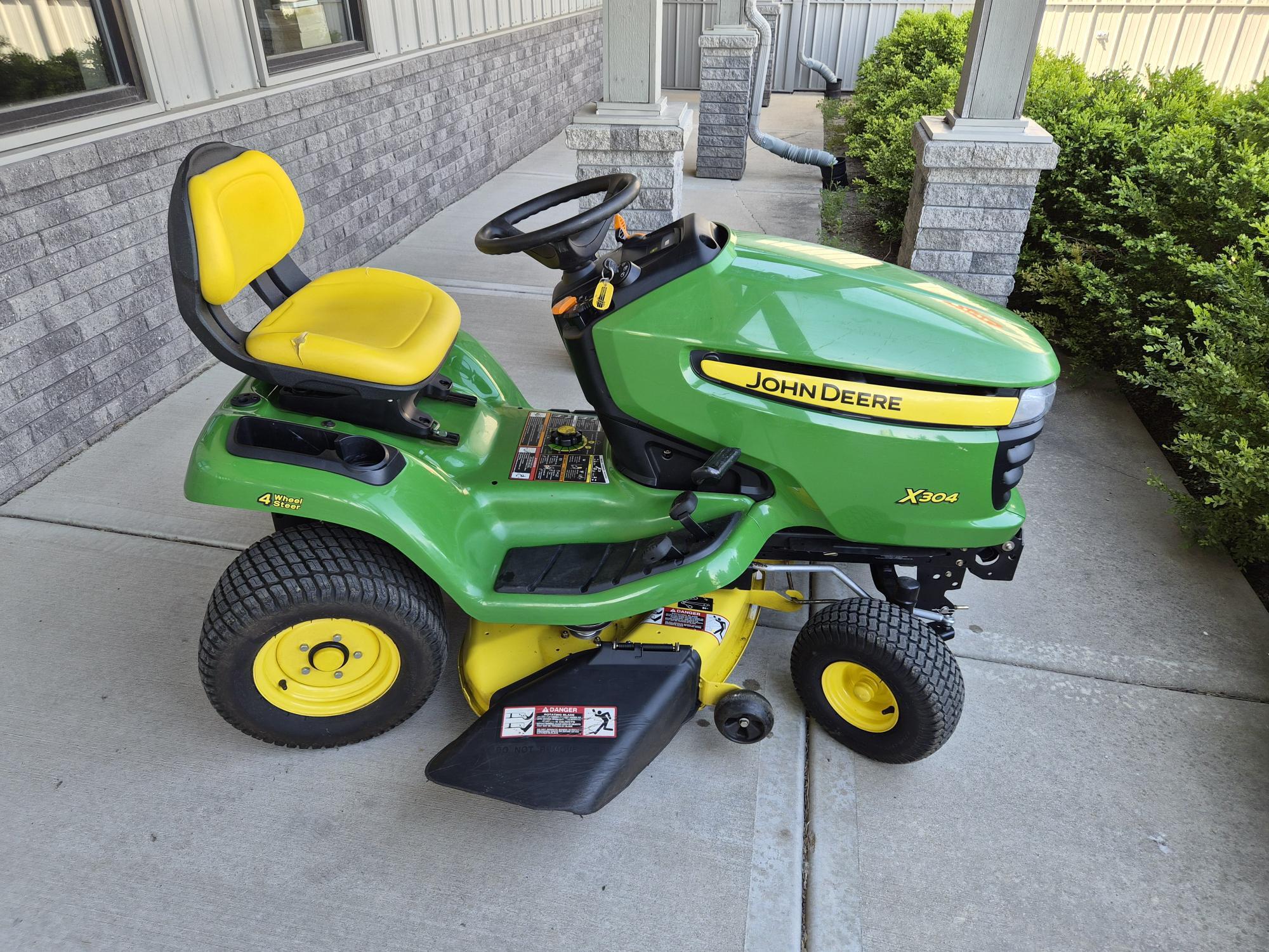 2011 John Deere X304 Lawn Mower