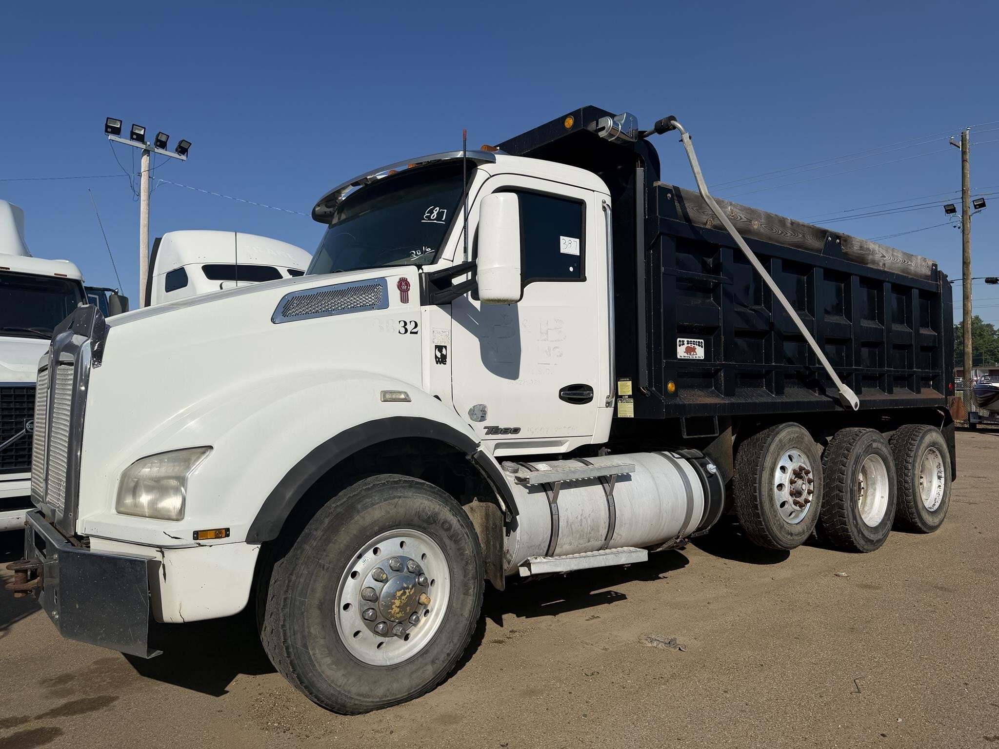 2016 Kenworth T880 Semi Trucks/Trailer