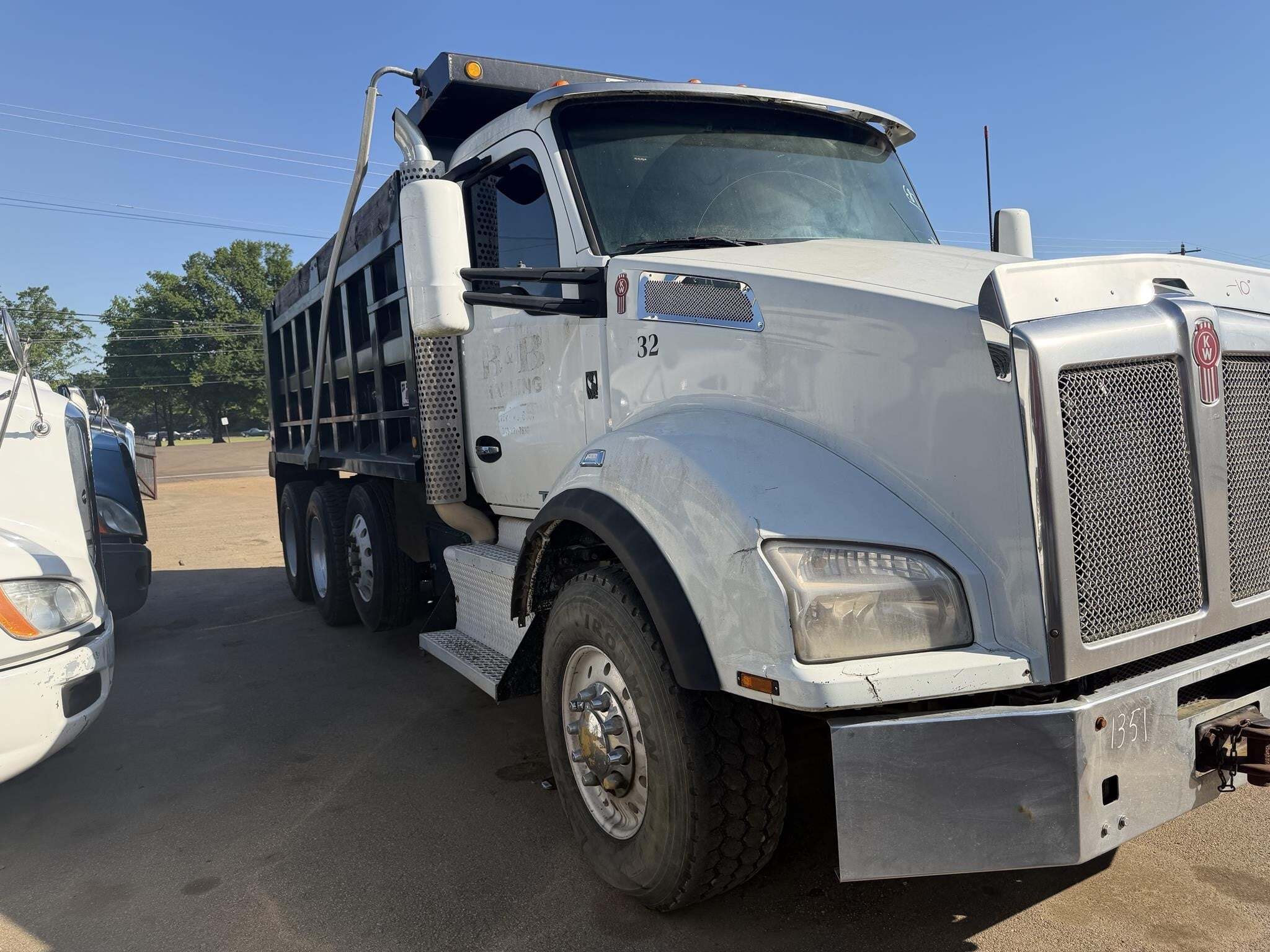 2016 Kenworth T880 Semi Trucks/Trailer