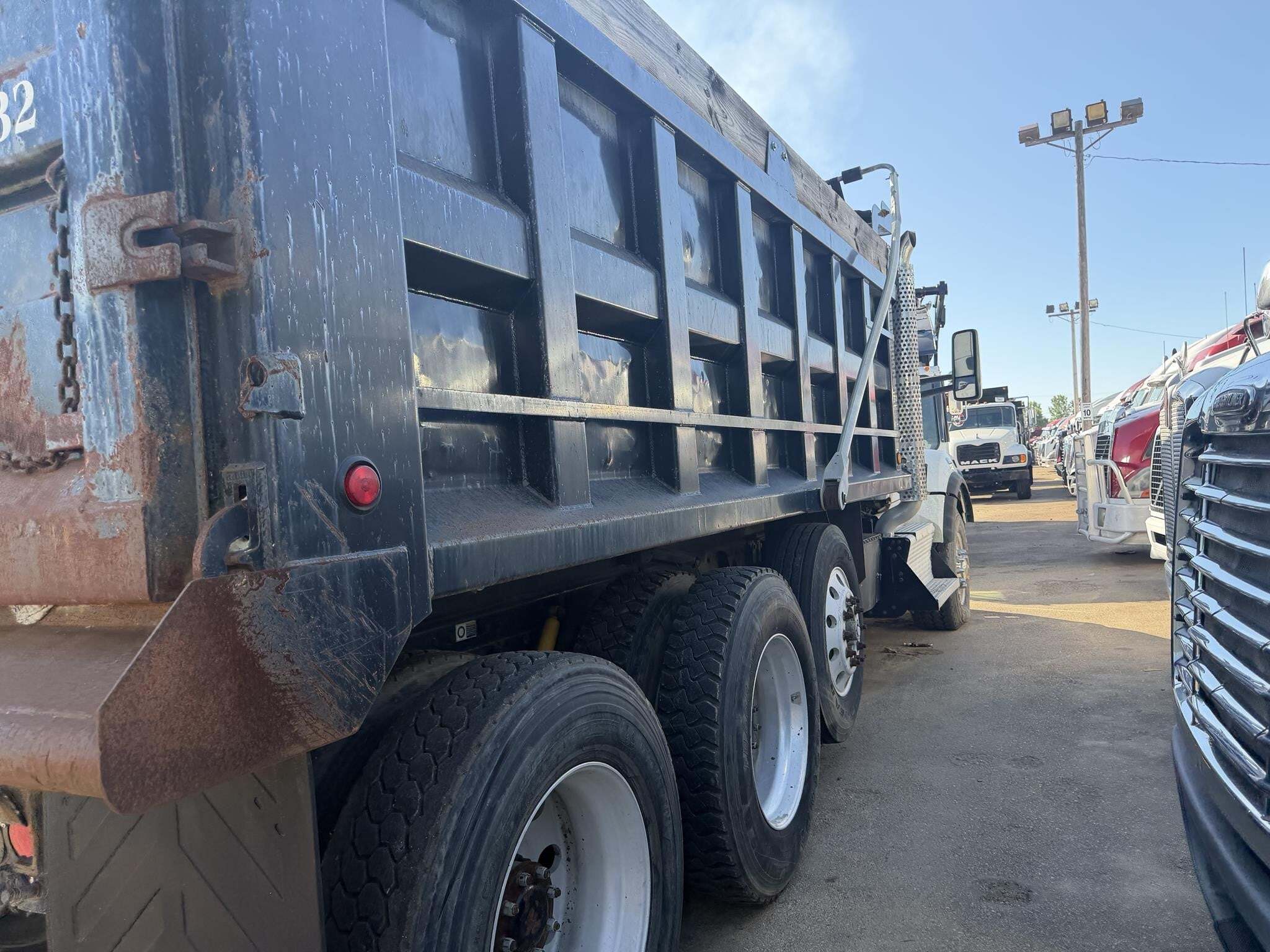 2016 Kenworth T880 Semi Trucks/Trailer