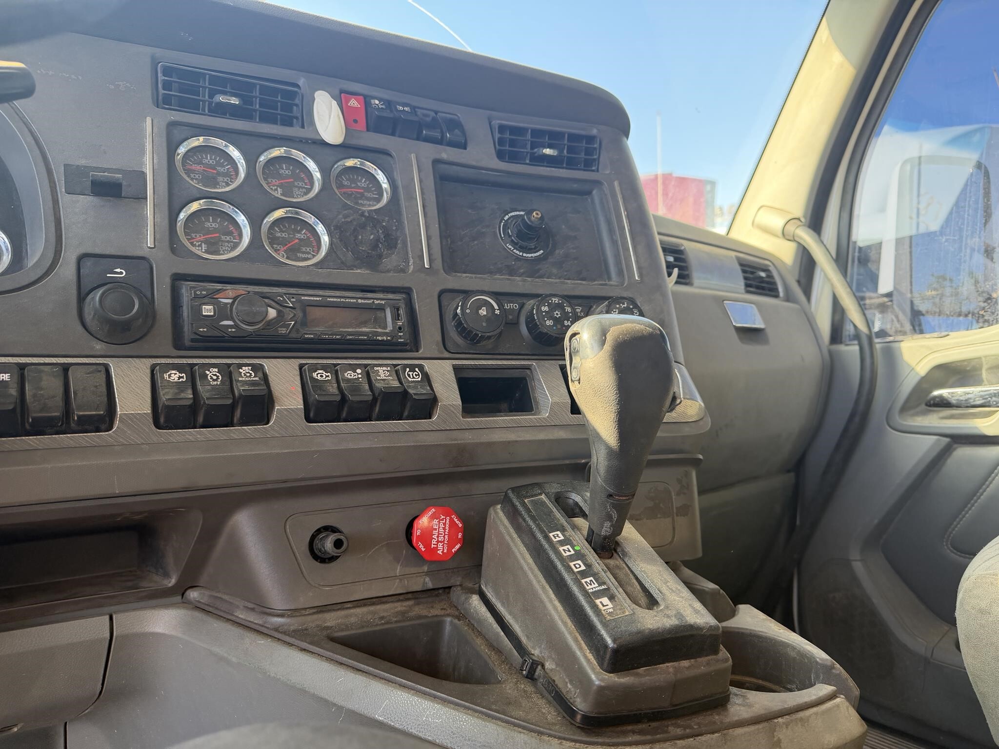 2016 Kenworth T880 Semi Trucks/Trailer