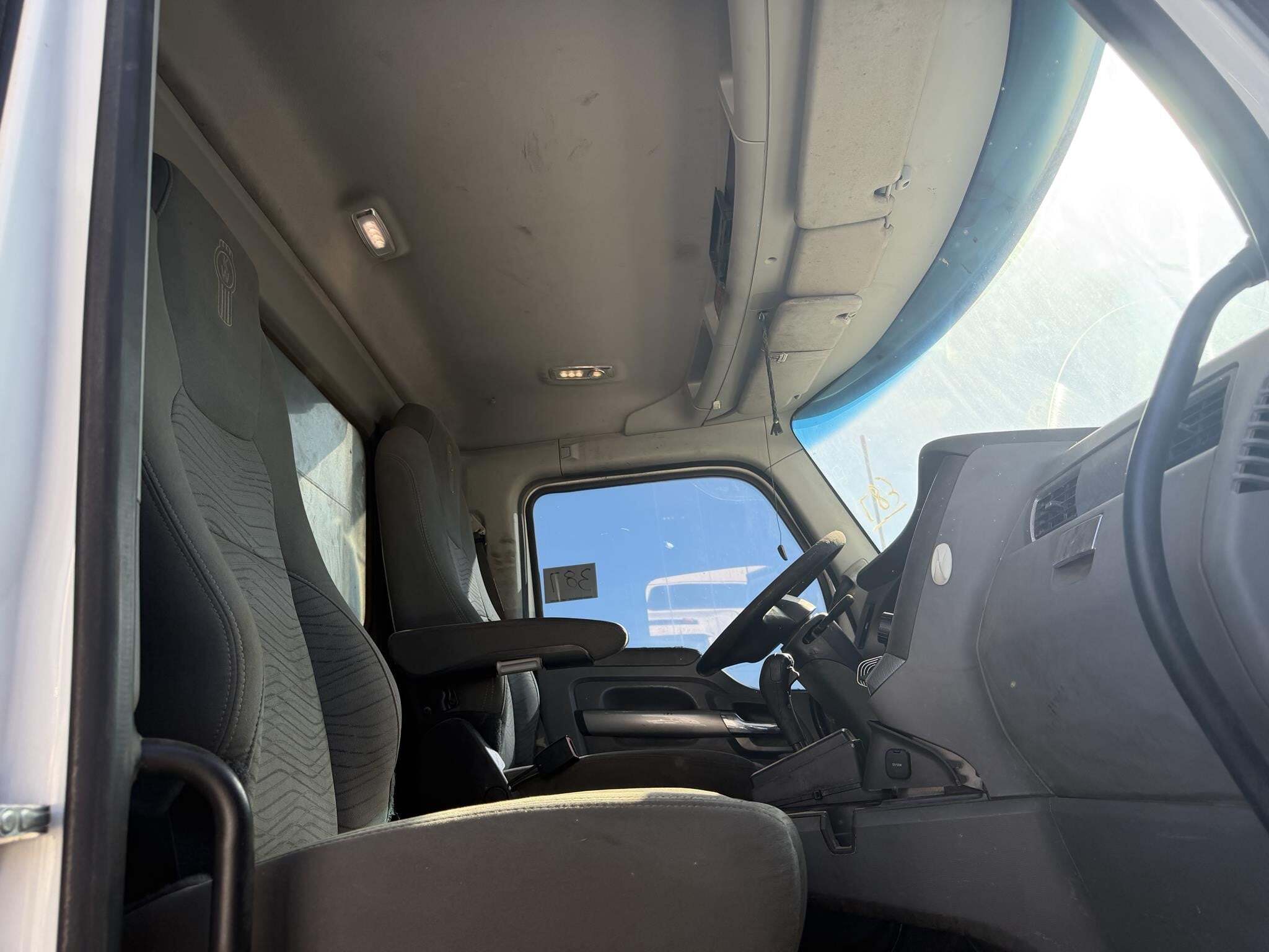 2016 Kenworth T880 Semi Trucks/Trailer