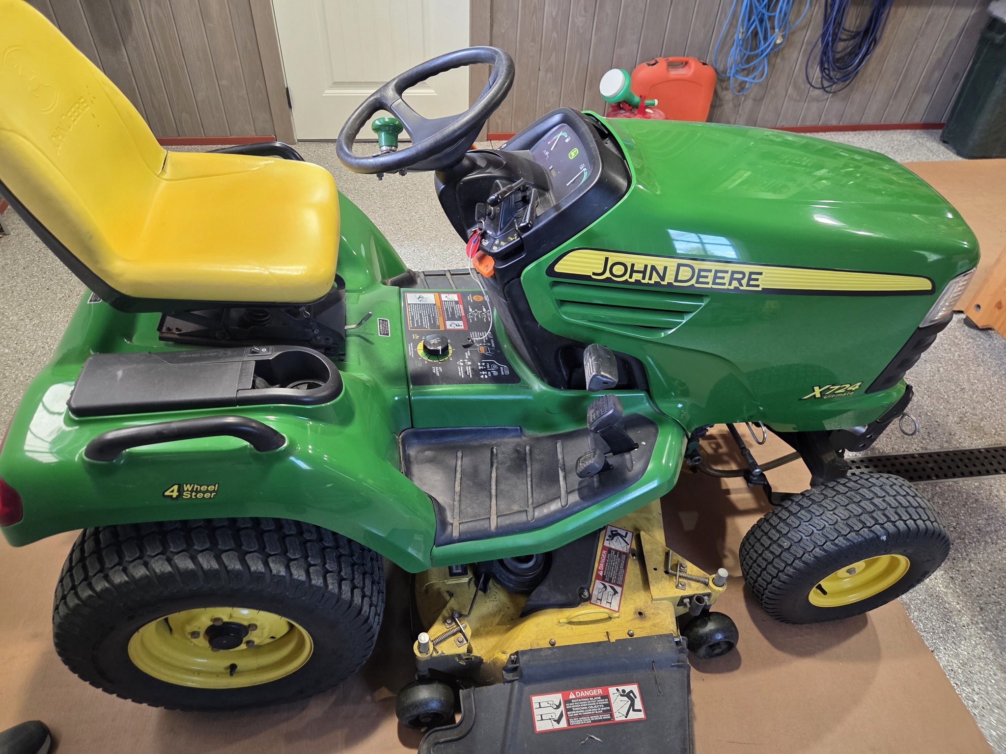 2007 John Deere X724 Lawn Mower
