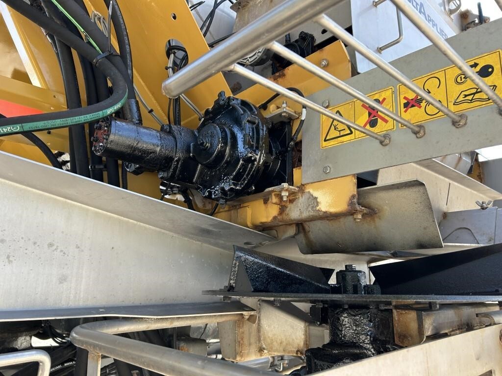  ROGATOR RG1300C Self-Propelled Sprayer