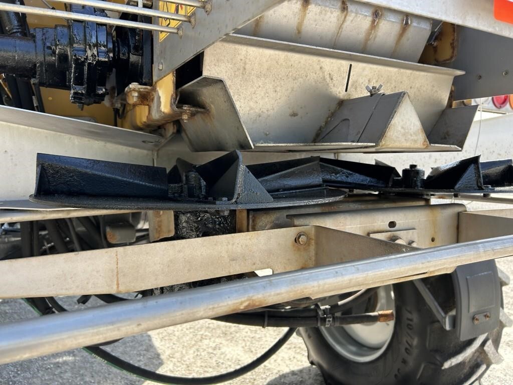  ROGATOR RG1300C Self-Propelled Sprayer
