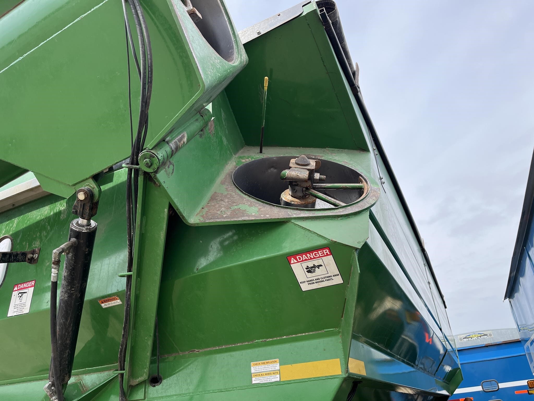 2011 J&M 1051-22S Grain Cart