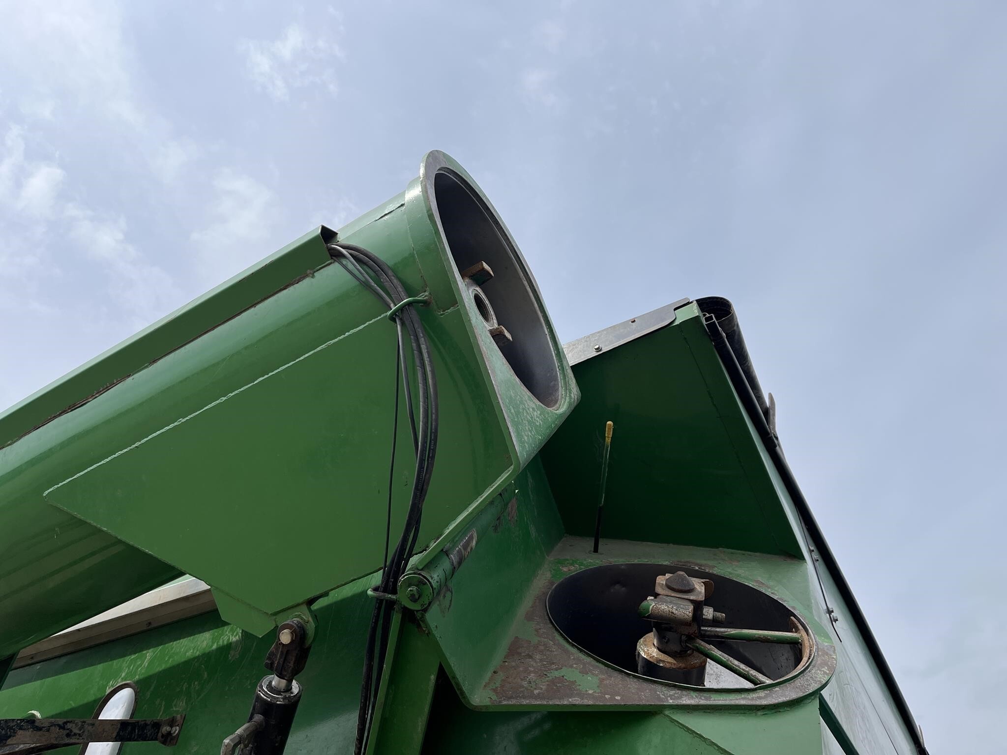 2011 J&M 1051-22S Grain Cart