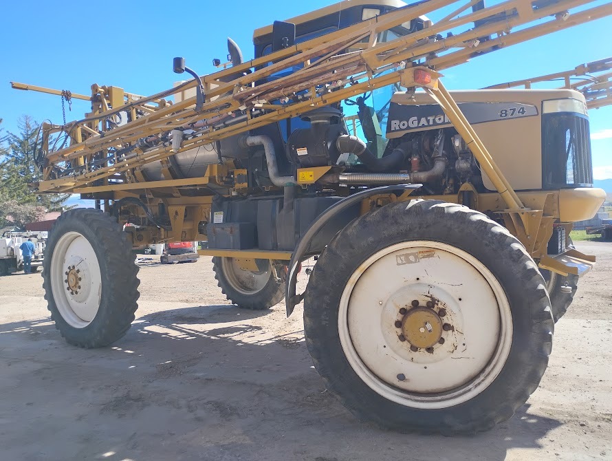  ROGATOR 874 Self-Propelled Sprayer