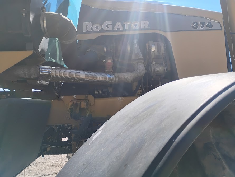  ROGATOR 874 Self-Propelled Sprayer