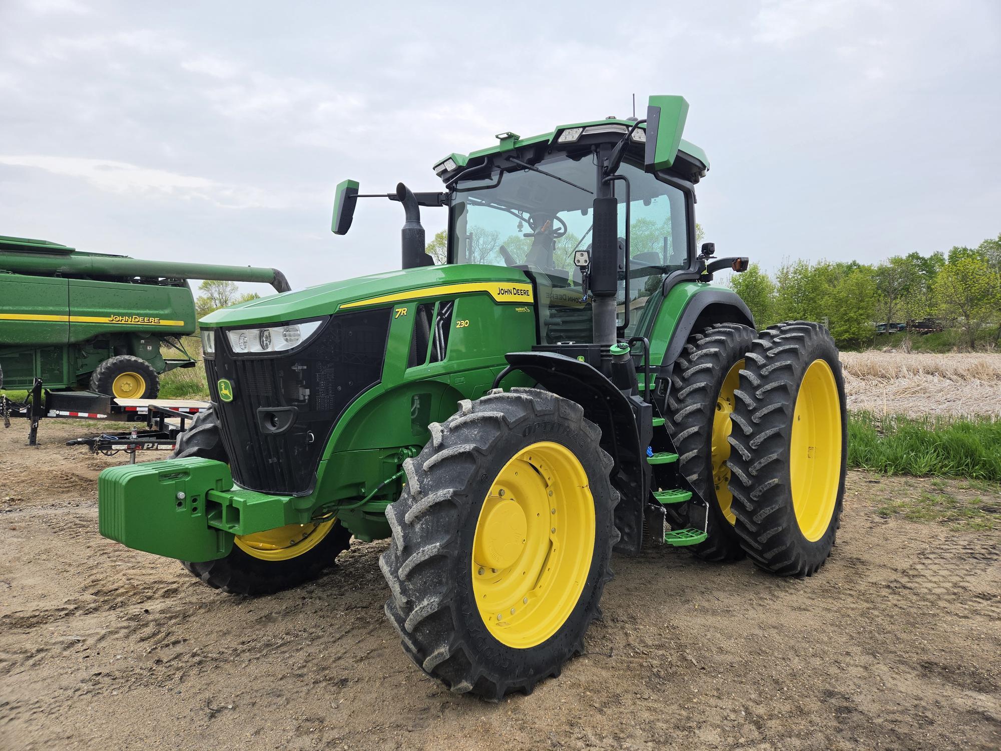 2022 John Deere 7R 230 Tractor