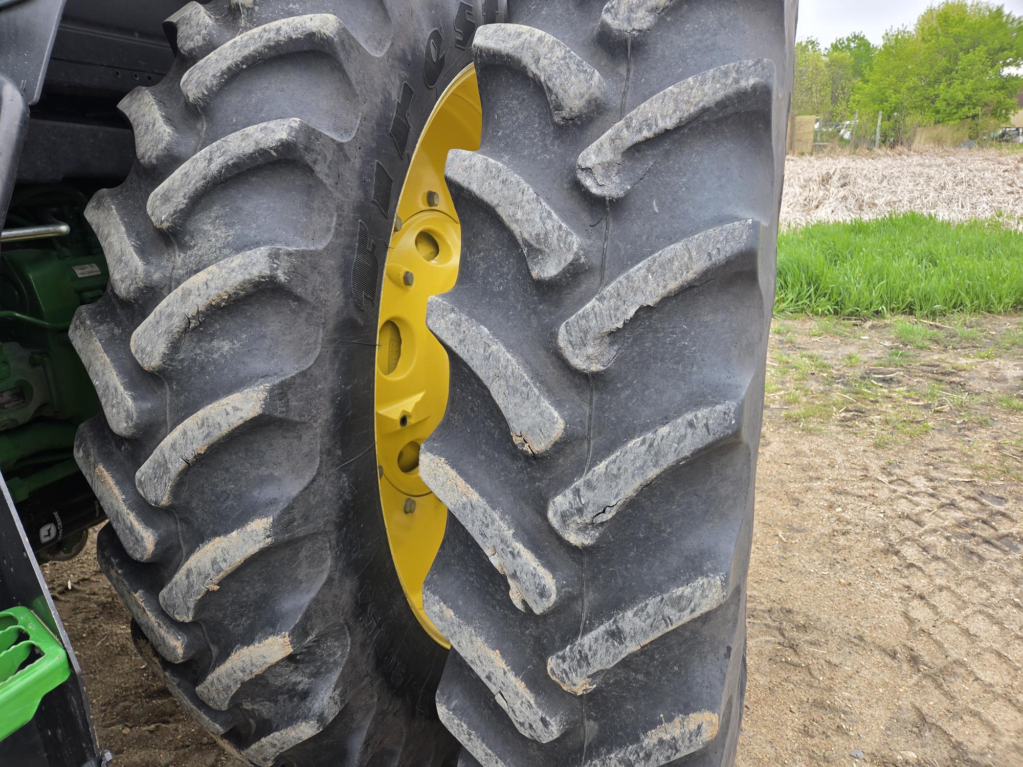 2022 John Deere 7R 230 Tractor
