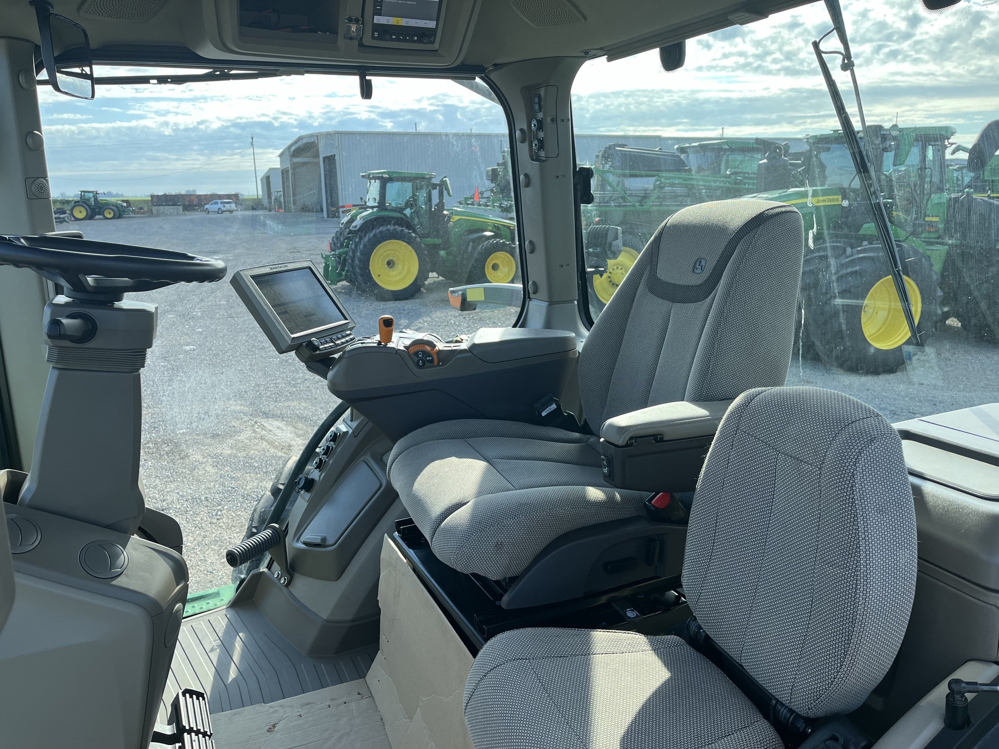 2023 John Deere 8R 250 Tractor