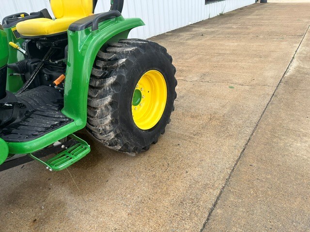 2018 John Deere 3033R Tractor