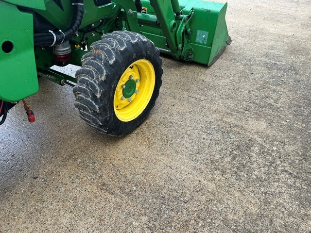 2018 John Deere 3033R Tractor
