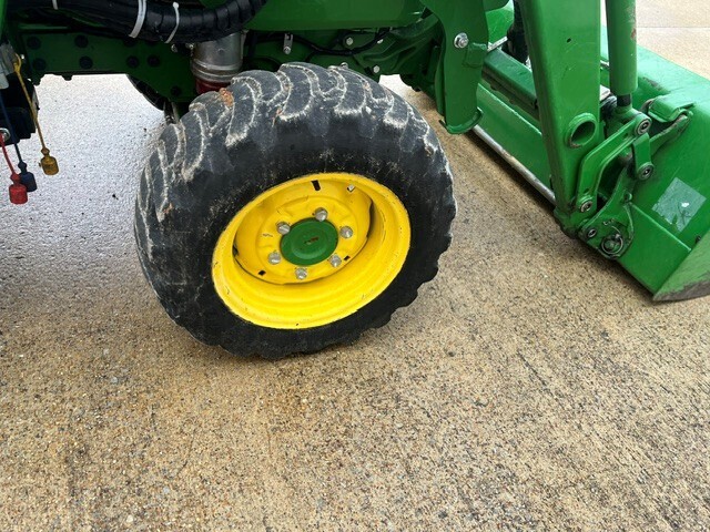 2018 John Deere 3033R Tractor