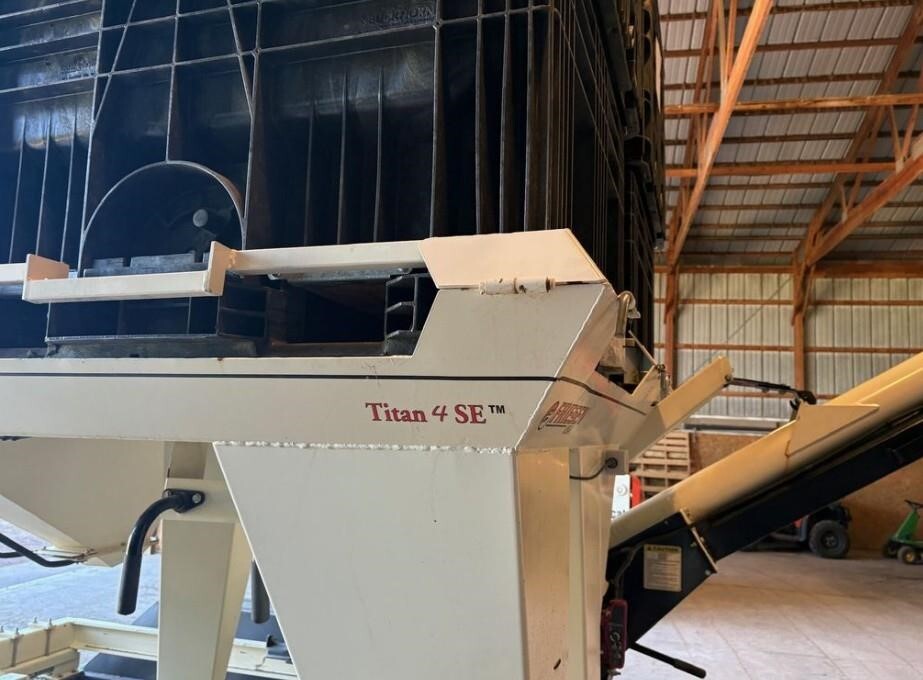 2000 Friesen Titan 4 SE Seed Tender