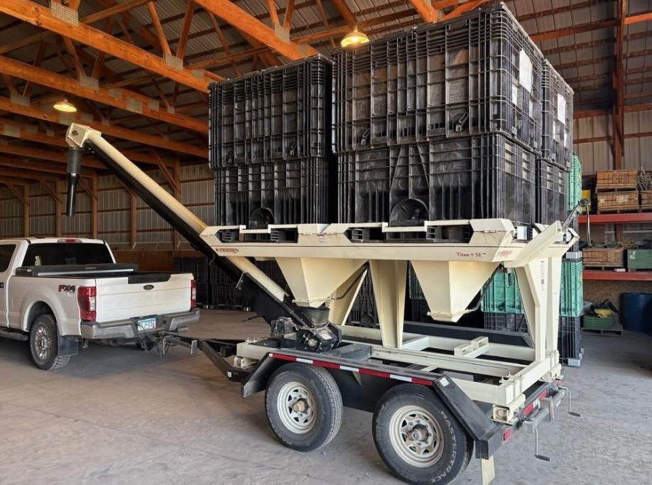 2000 Friesen Titan 4 SE Seed Tender