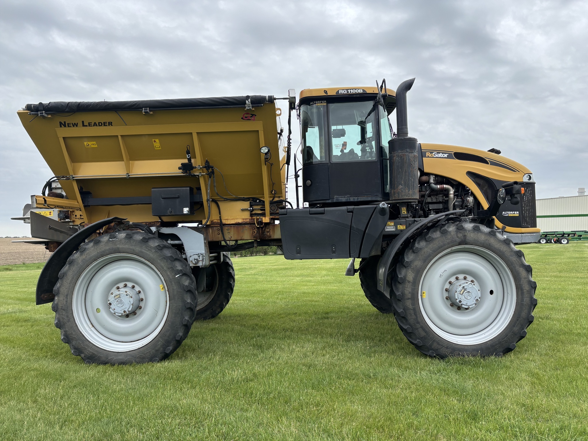 2017 Ag-Chem RoGator 1100B Self-Propelled Sprayer
