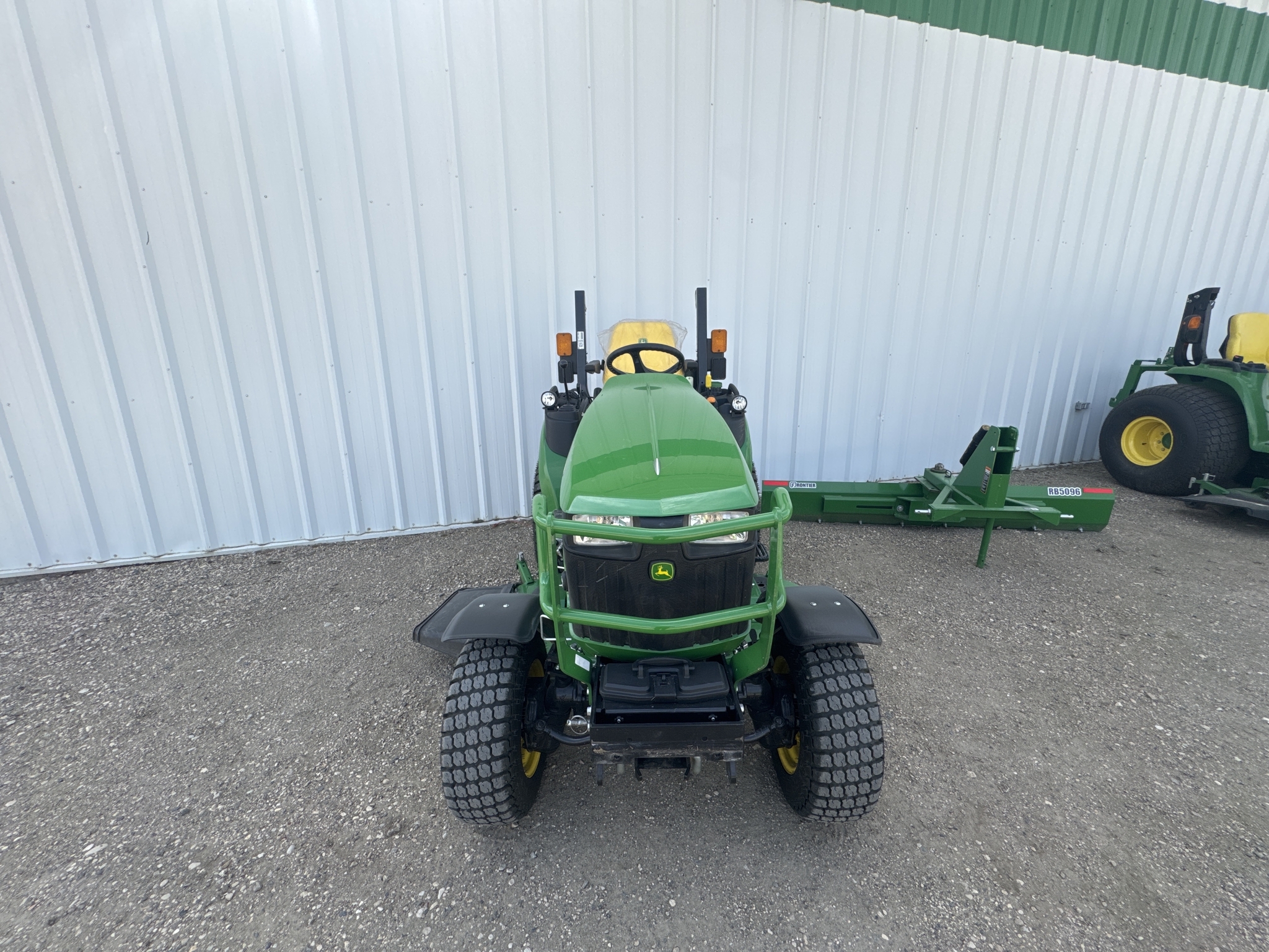 2021 John Deere 2025R Tractor