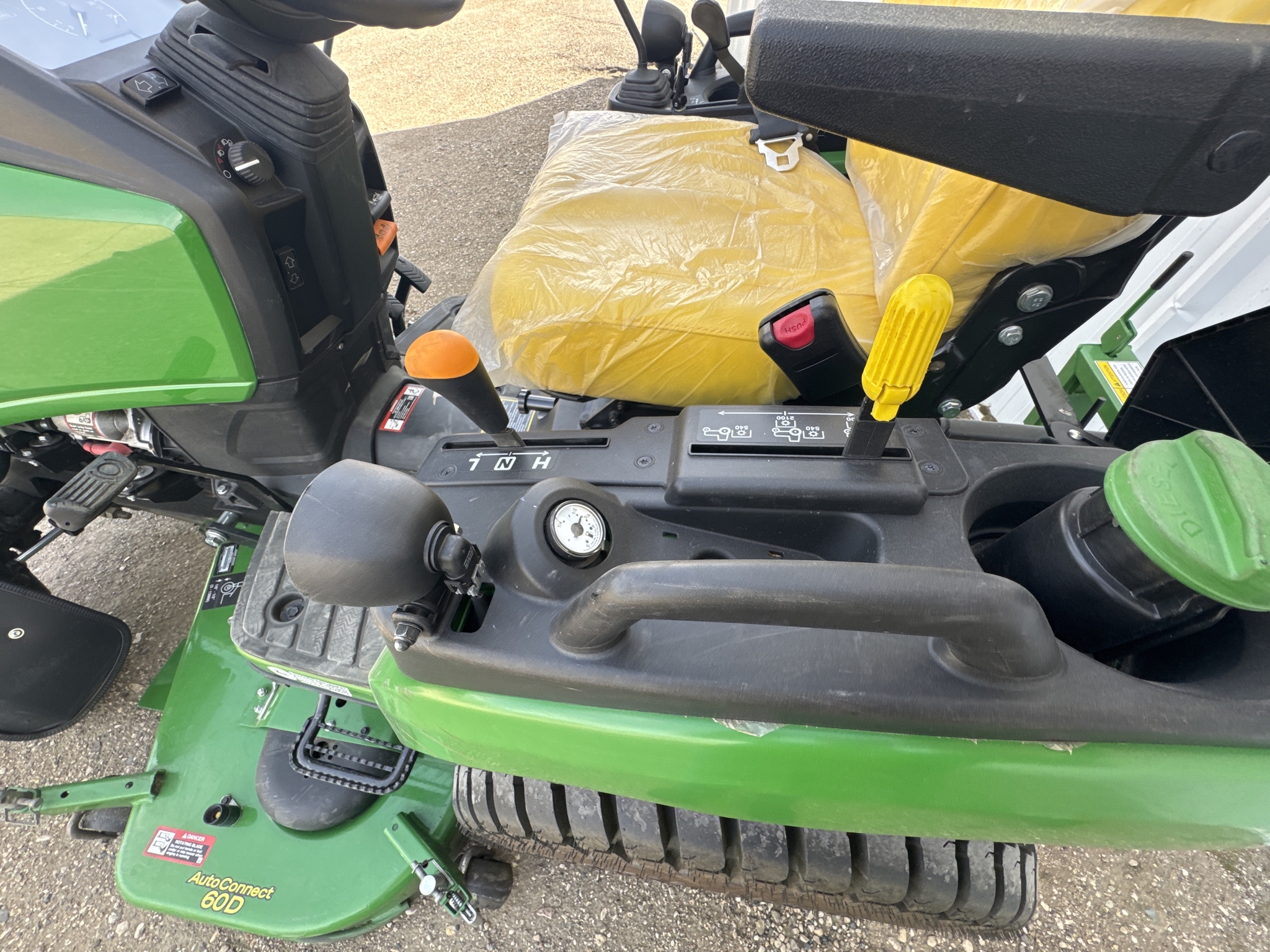 2021 John Deere 2025R Tractor
