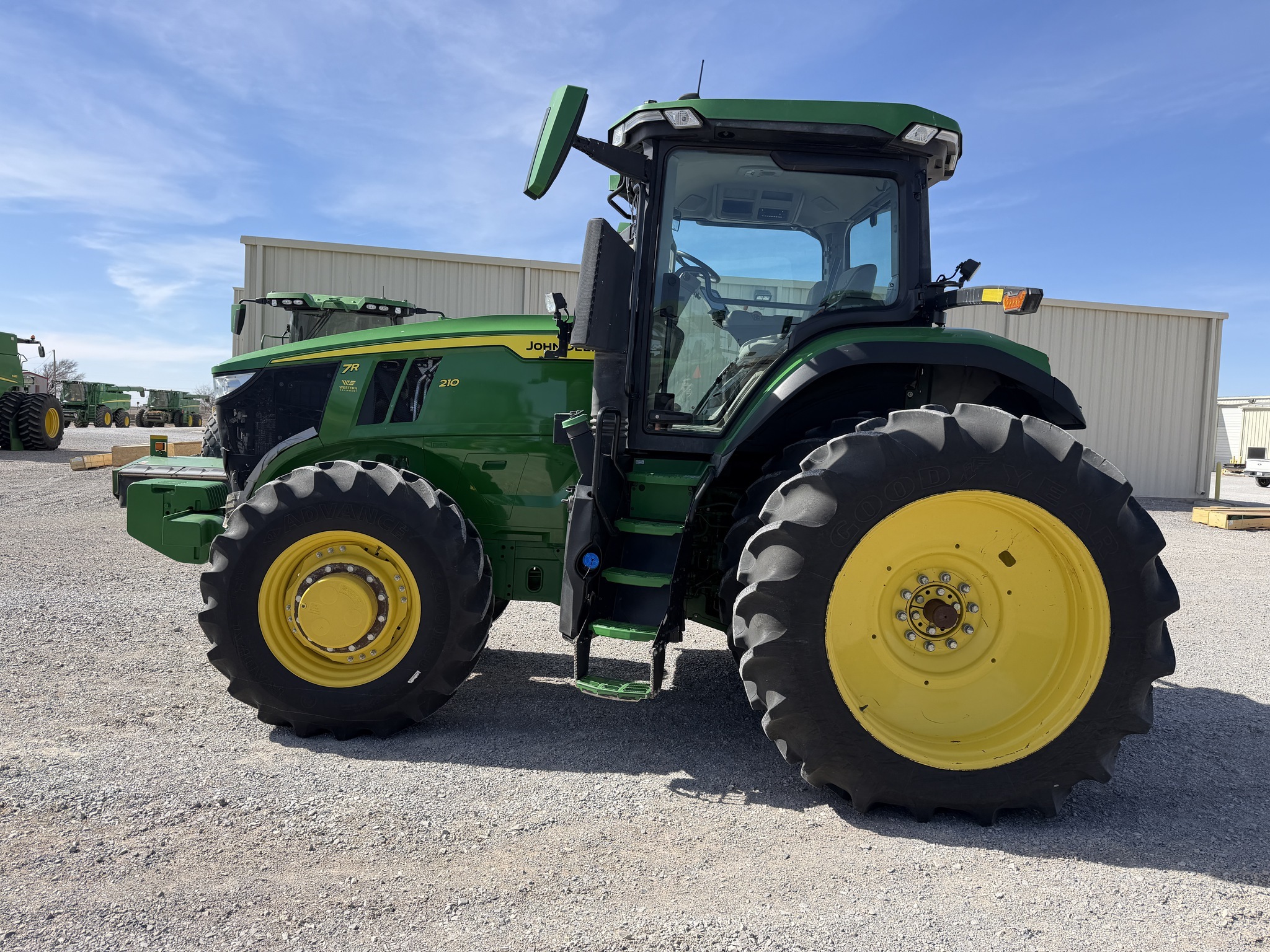 2022 John Deere 7R 210 Tractor