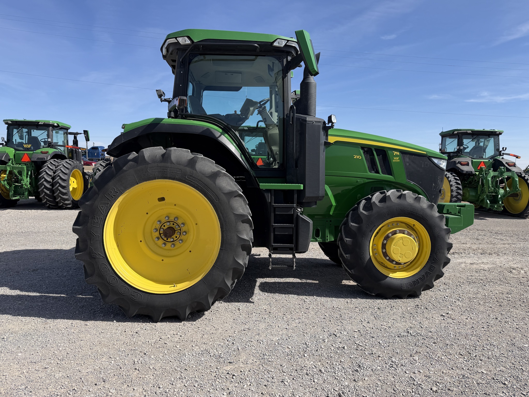 2022 John Deere 7R 210 Tractor