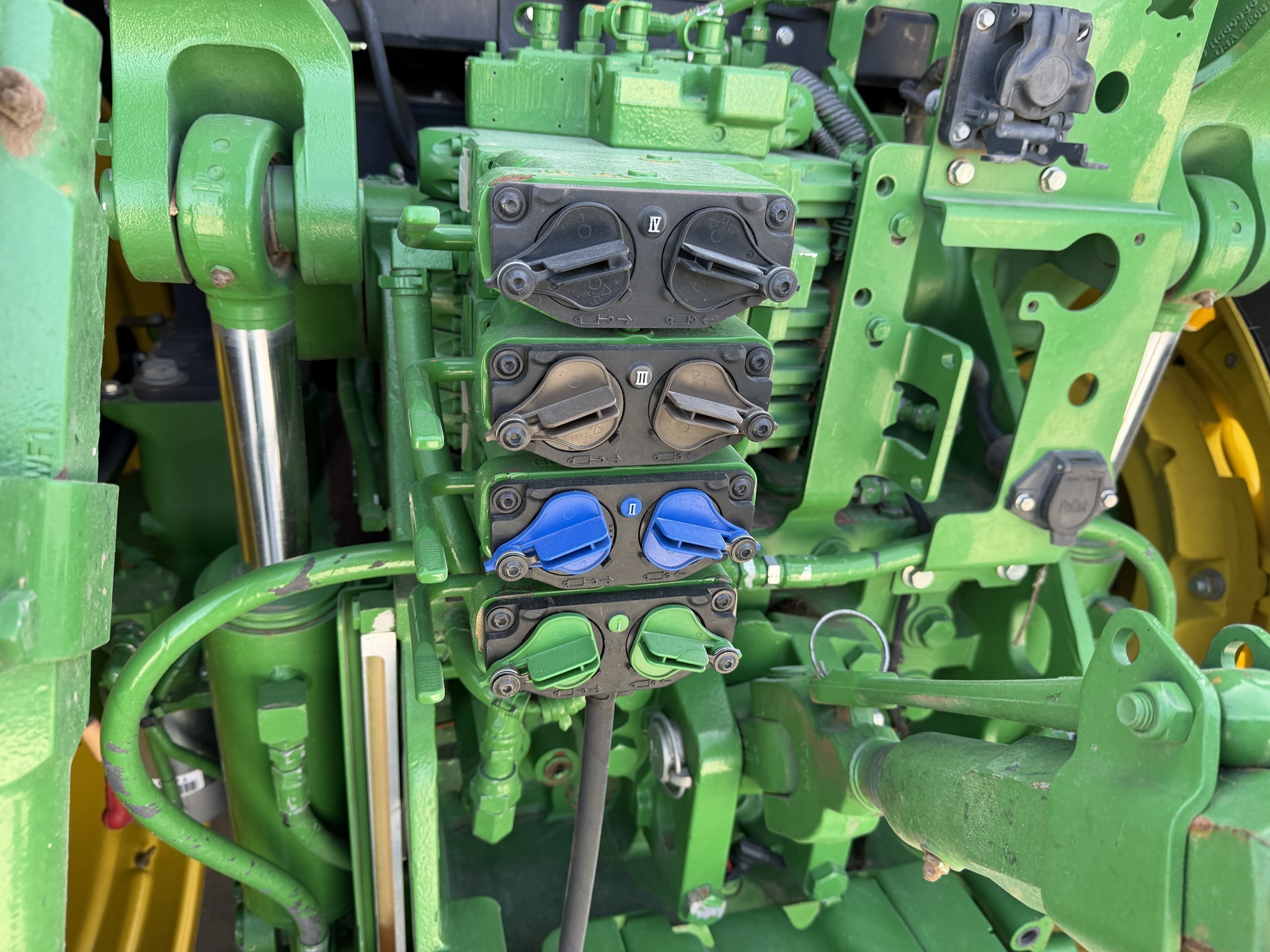 2022 John Deere 7R 210 Tractor