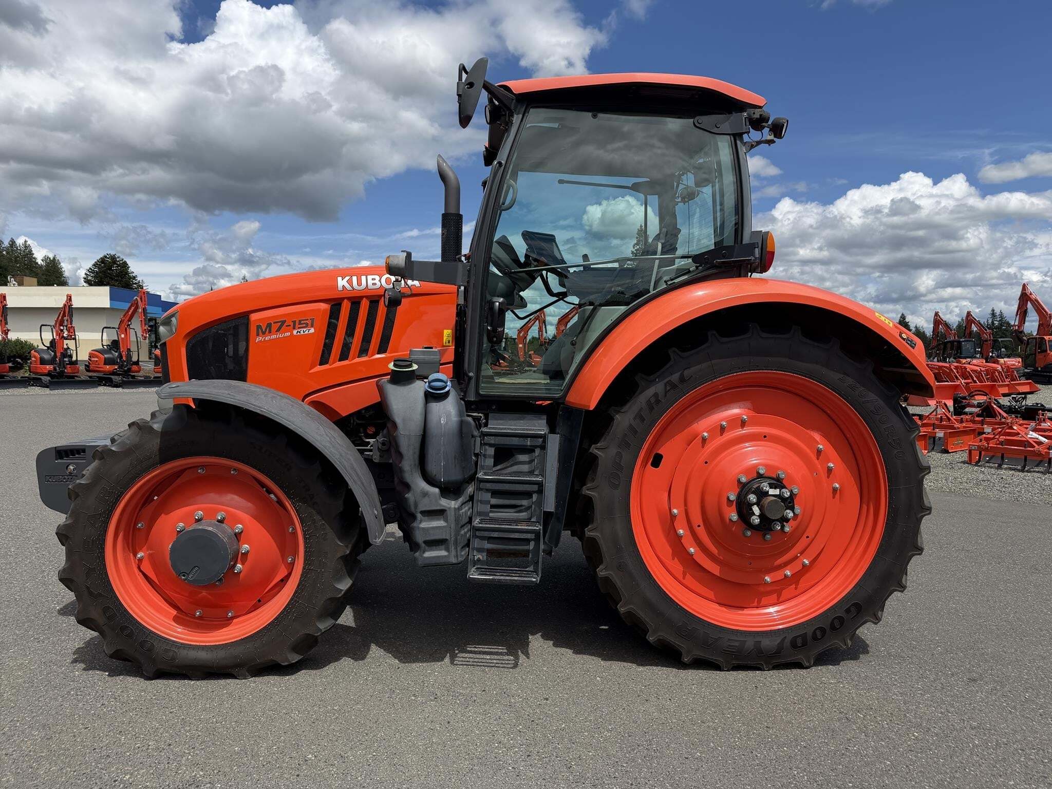 2017 Kubota M7-151 PREMIUM KVT Tractor