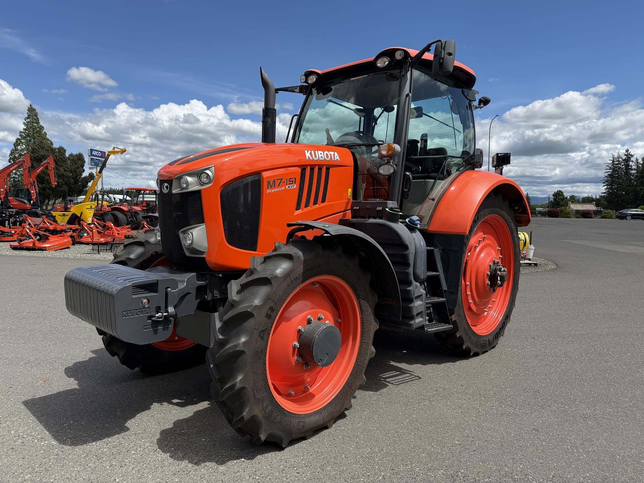2017 Kubota M7-151 PREMIUM KVT Tractor