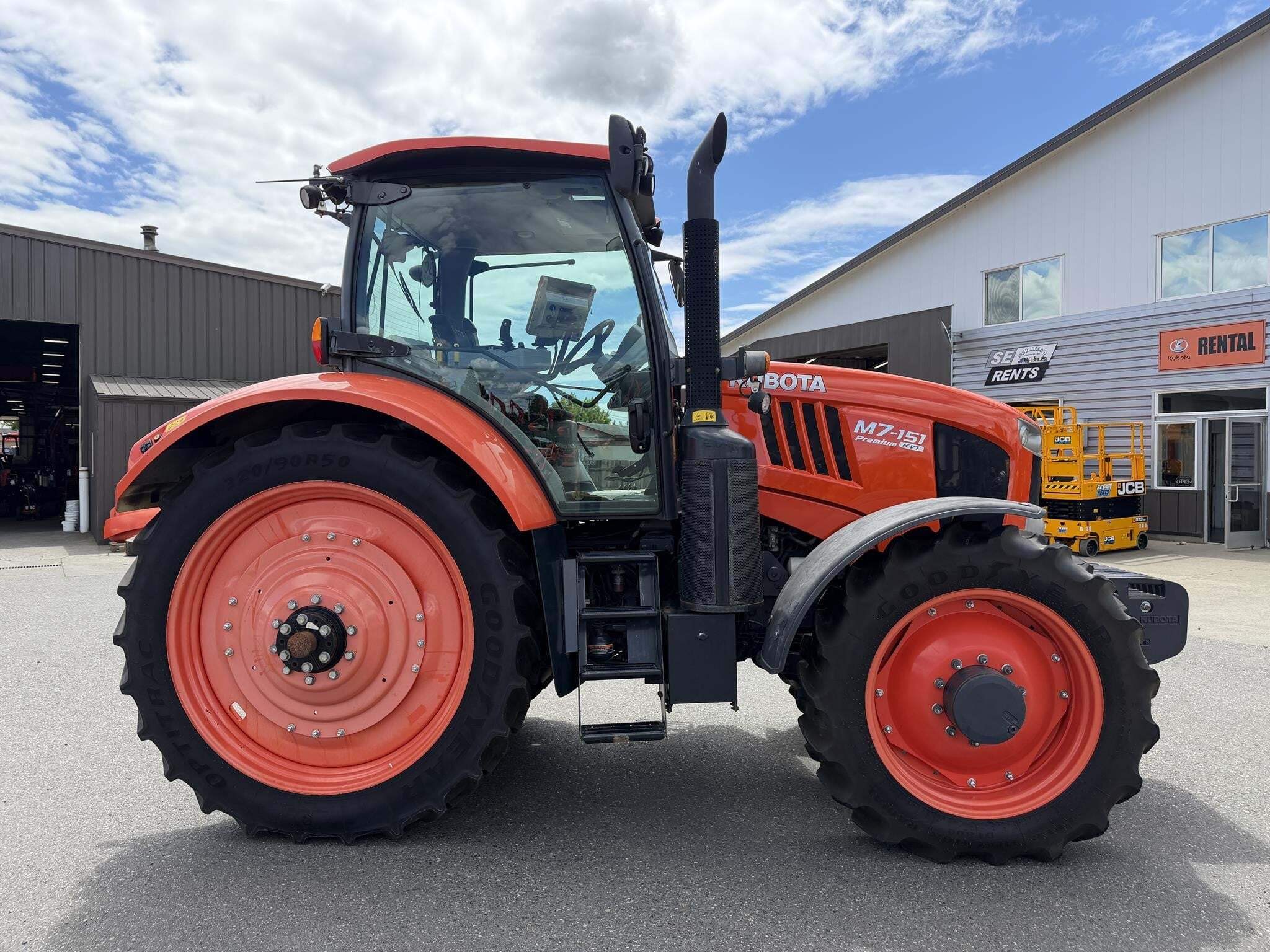 2017 Kubota M7-151 PREMIUM KVT Tractor
