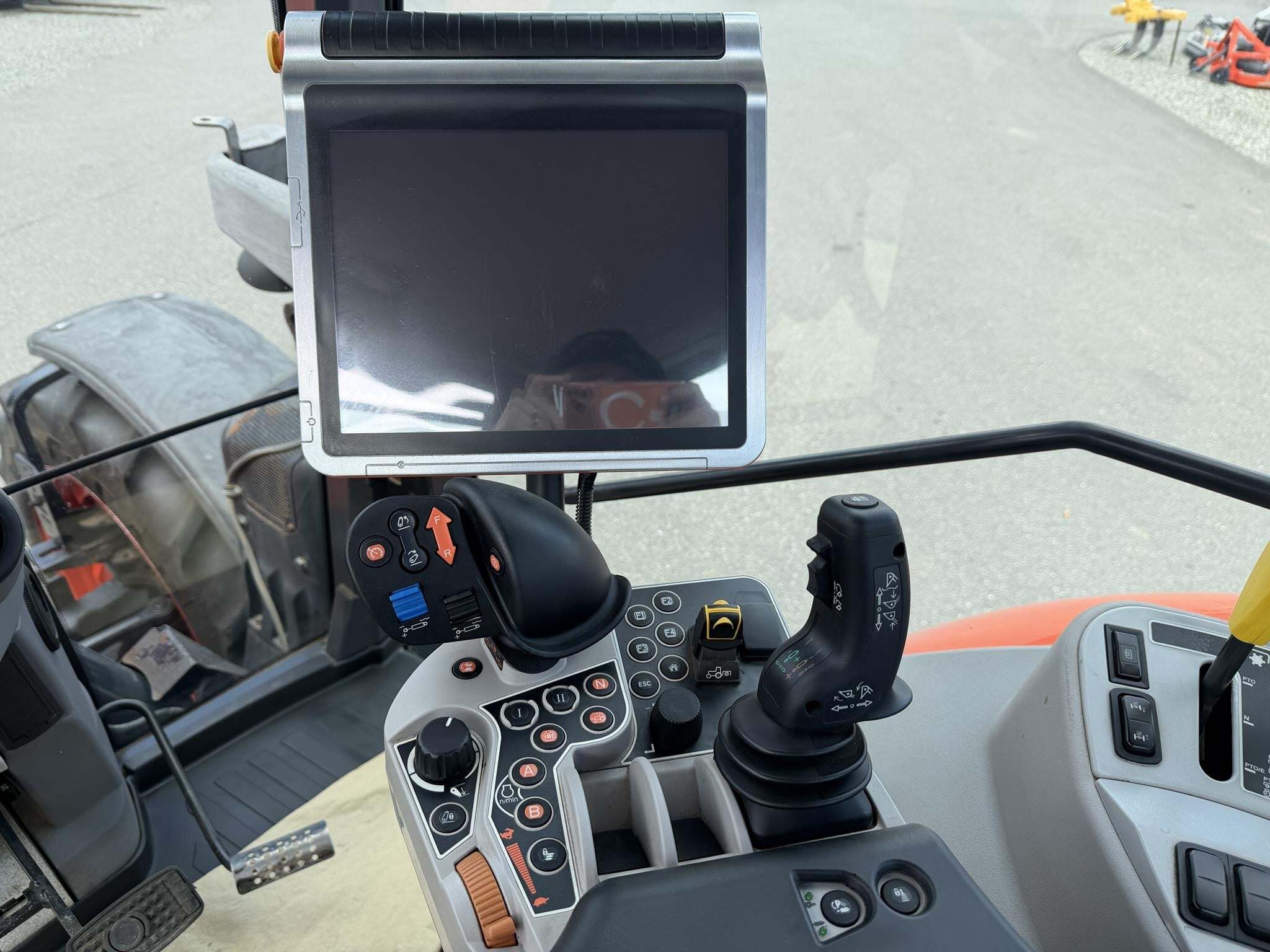 2017 Kubota M7-151 PREMIUM KVT Tractor