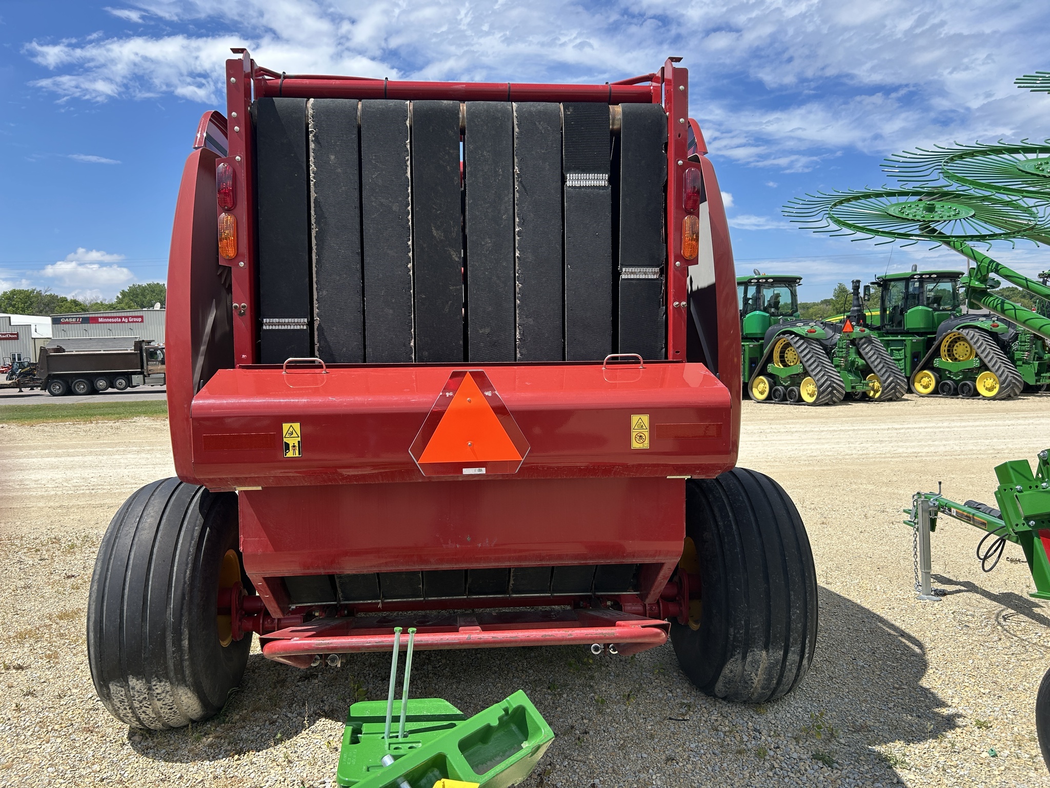 2015 New Holland Roll-Belt 560 Round Baler