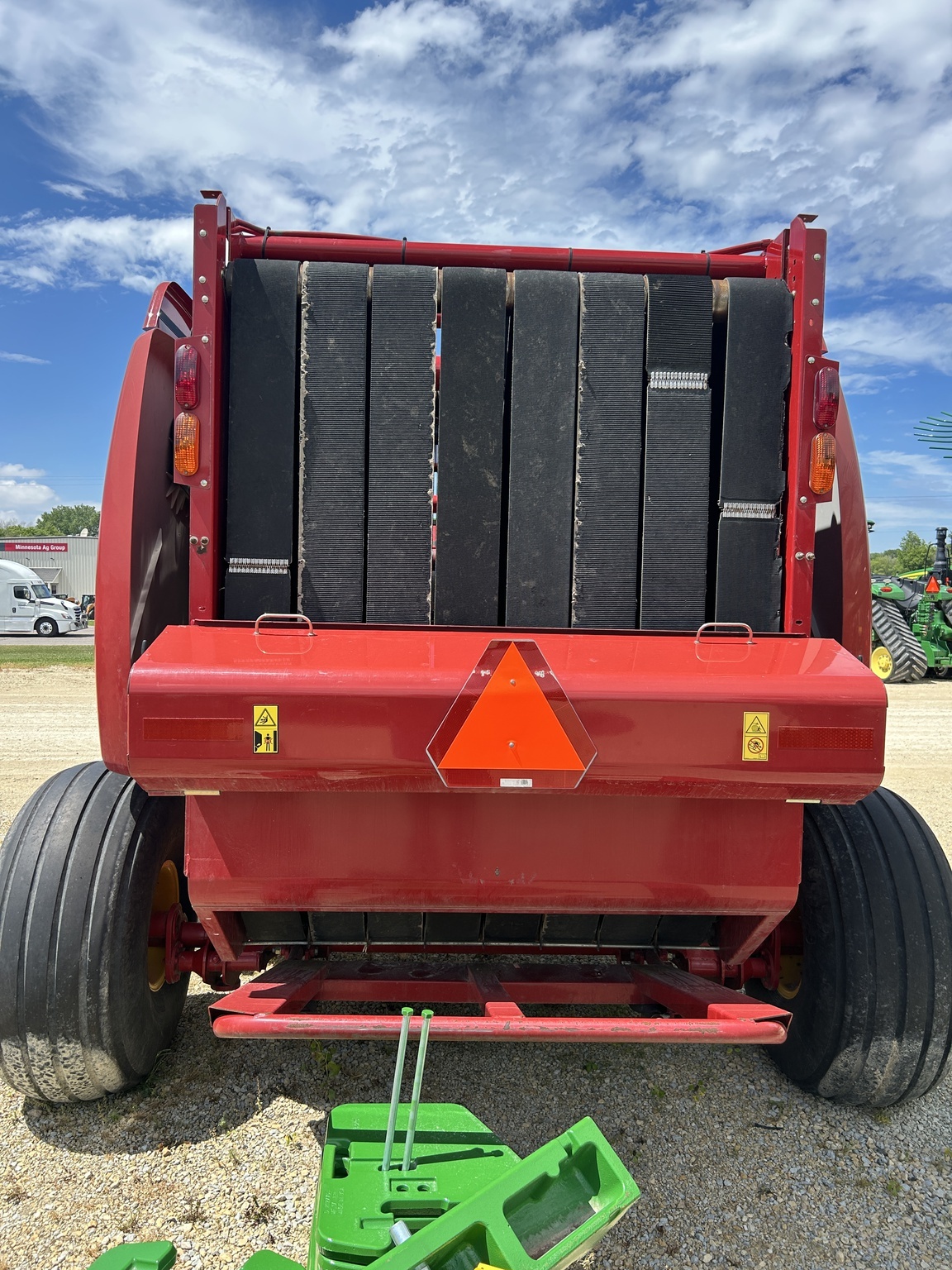 2015 New Holland Roll-Belt 560 Round Baler