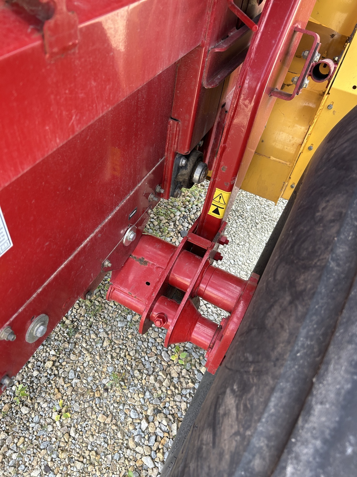 2015 New Holland Roll-Belt 560 Round Baler